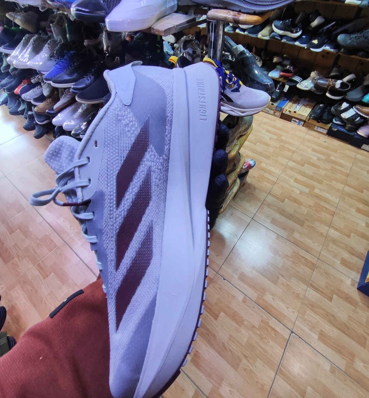 ادي داس اورجنال جدآ حديث 
قياس ٤٤ طول القدم ٢٨ 
المكان كرادة داخل مجاور دايموند مول في فرع علاء حداد محل الأيطالي الايطالي


**إذا كنت صاحب هذا الإعلان وتريد حذفه لأي سبب، رجاءا أرسل رسالة إلى الدعم الفني**