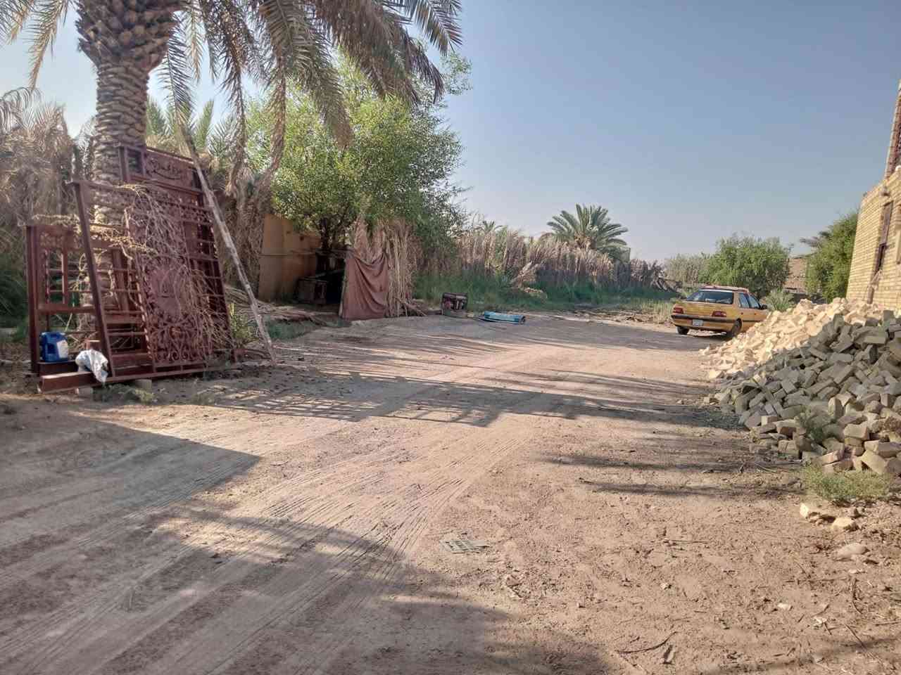 سلام عليكم ارض زراعيه سند 25 المساحة دونم واربعميه  مع بناء 2بيوت مساحه البيت 200متر العنوان طريق ديوانية دغارة قرب البانزين خانة تعبد عن الشارع العام 500متر هاتف ***********
