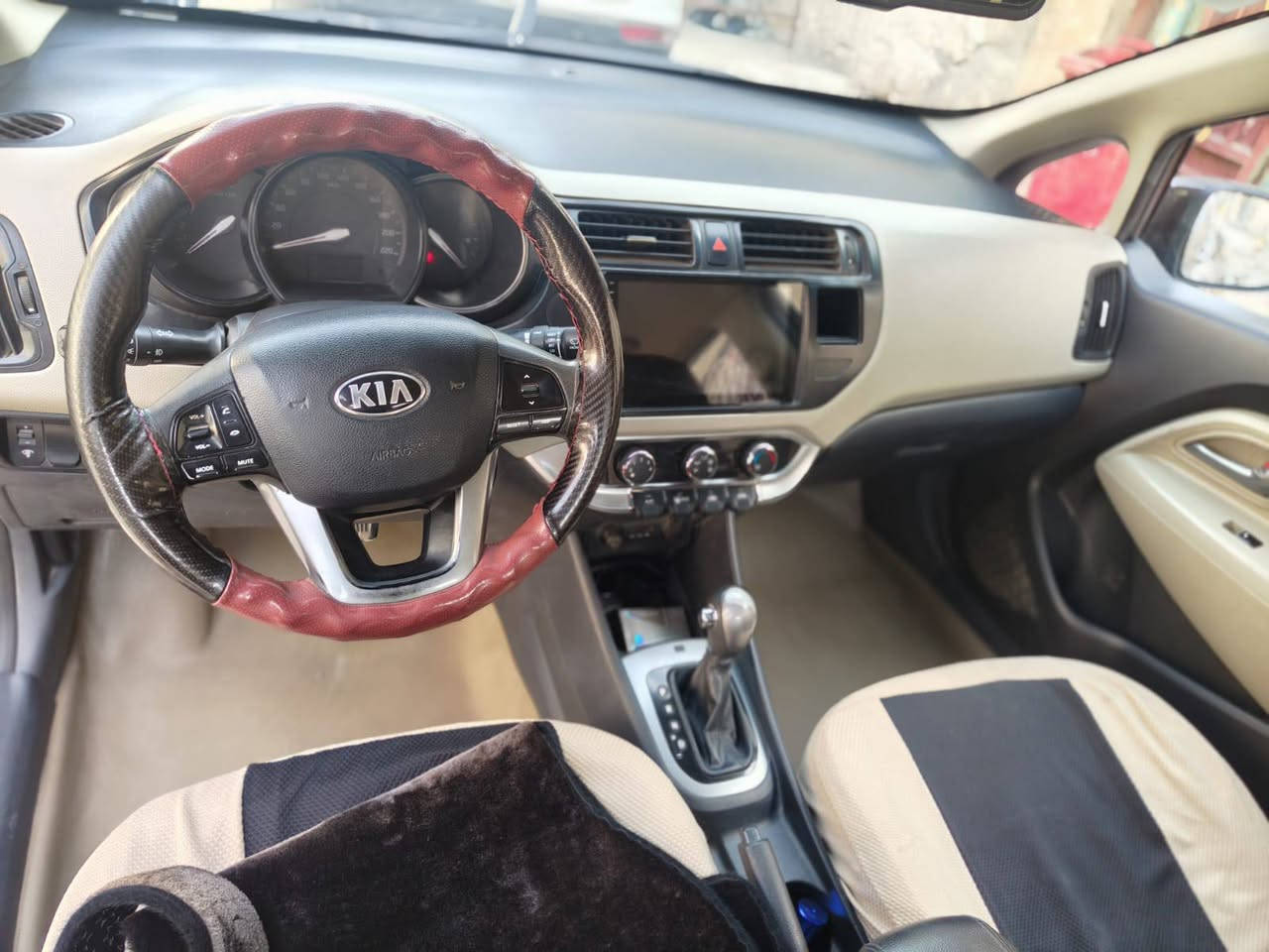 كيا ريو ١٣  السياره جاهزه خليجيه بيهه طخه بسيطه بالجاملغ الخلفي تخم تاير حدادين كير محرك تبريد باتري مال موظف اروح وارجع بيهه للدوام مكان السياره الغراف السعر ٨١ وبي مجال حك الجيت


**إذا كنت صاحب هذا الإعلان وتريد حذفه لأي سبب، رجاءا أرسل رسالة إلى الدعم الفني**