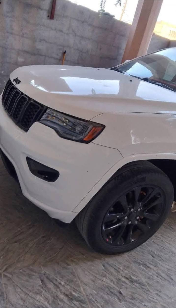 السلام عليكم 
Jeep Grand CHEROKE Laredo للبيع 
رقم بغداد الدولي وارد امريكي حادث جاملغ وبنيد بدون دواخل 
فول مواصفات من عده فتحه
 صندوق كهرباء
التحكم علا المنحدرات 
شاشه تدعم ابل كاربلي 
كامره 
بصمه مستشعر وقوف
تدفئه تبريد للمقاعد 
تشغيل عن بعد 
رادارات 
مصابيح زينون
مانع انزلاق 
مقاعد تدليك 
4x4
السياره جديده بمعنه الكلمه العنوان بابل الحصوه 
لمعرفه السعر اتصل علا *********** او***********
