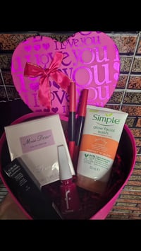 فقط ب١٠ الاف تكدر تجيب هدية عيد الحب هي تستاهل وأنت كريم  بس يمنا خلين...