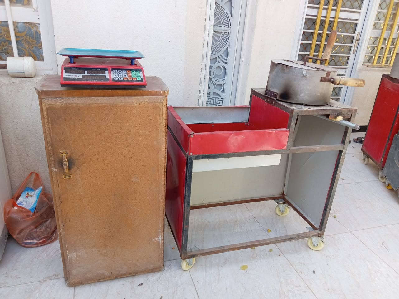 مكاين حب او شامية او عارضة كرزات او ميز خشب للبيع الشرايع يتصل على الرقم *********** اكو واتساب
