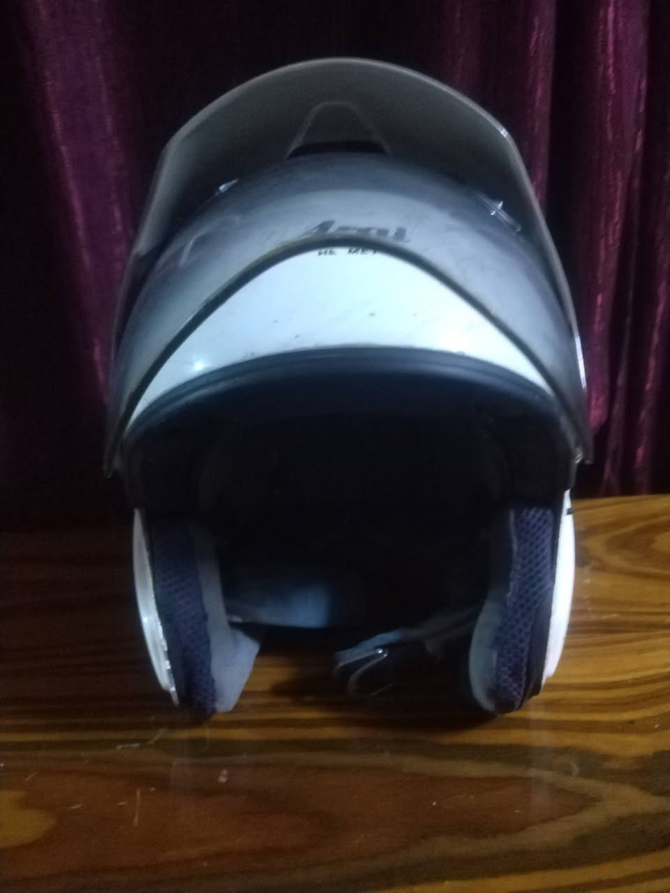 السلام عليكم خوذه يوماها نظافه ٨٠ بل ١٠٠ مابيهه اي كسر جامتهه صافيه تصعد وتنزل سعرهه ١١٠
***********
