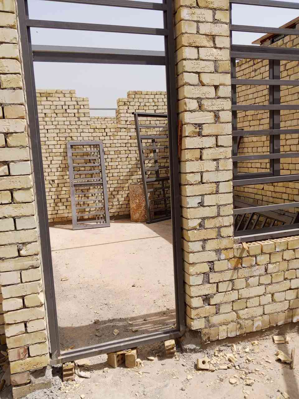 يوجد هيكل البيع قرب مركز عرب جبور المساحه 100 متر الواجه 6 نزال 17 سند 25 سعر 40 رقم الهاتف ***********
