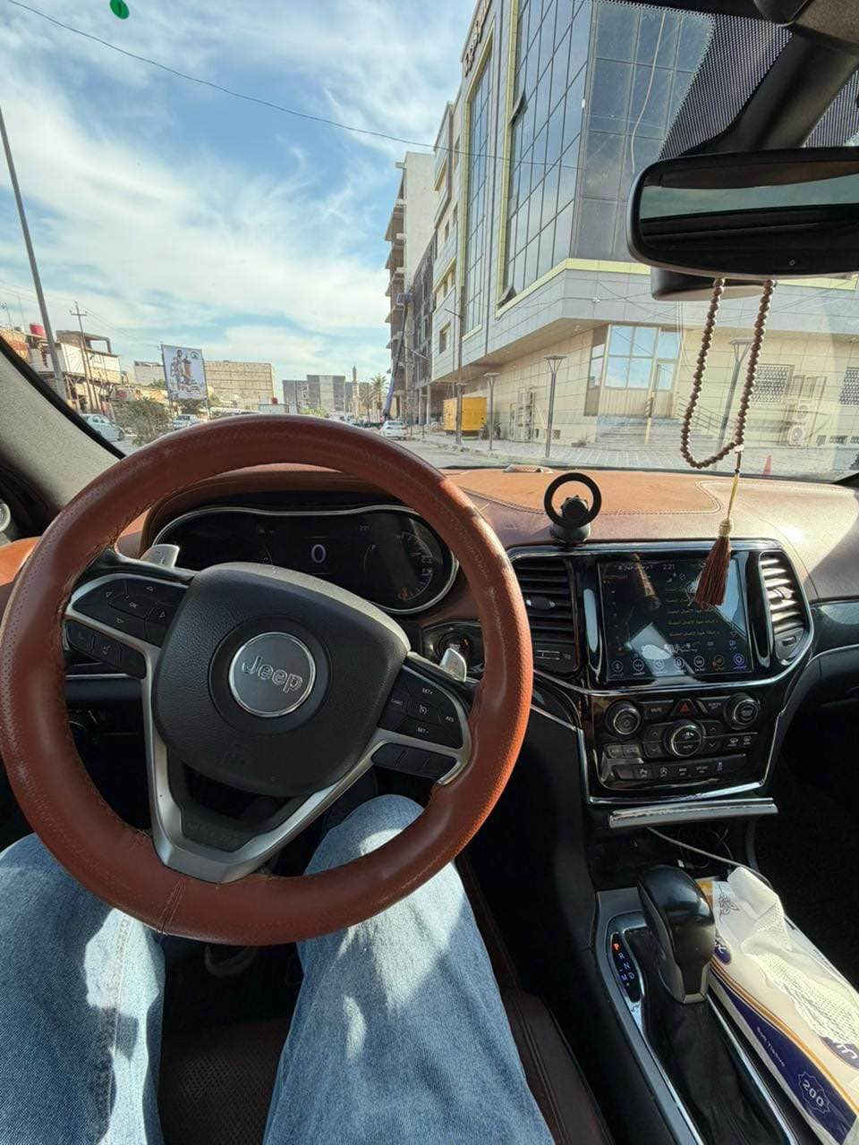 جيب كراند شيروكي اوفرلاند اعلى فئه خليجي كفاله عامه فقط سحبة كارد الباب الخلف السائق مديل 2020 جديده وجاهزه من جميع النواحي ماشيه 97 الف كيلو سعرهه 330 وبيهه مجال قليل للشراي مكانهه البصره الطويسه رقم الهاتق *********** البصرة, العراق
