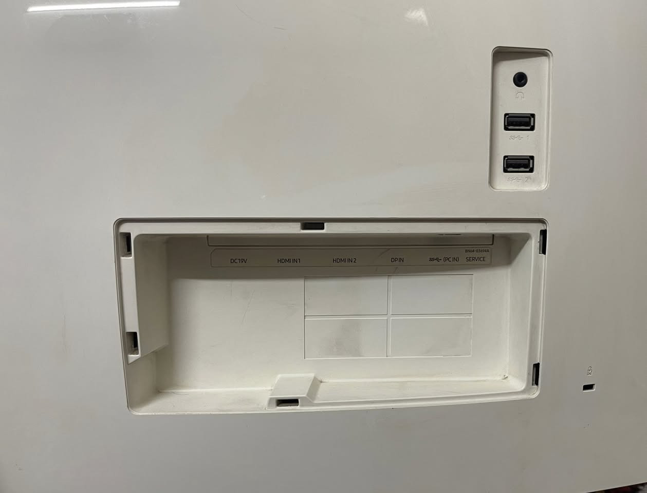 شاشة Samsung Curved UltraWide 34 بوصة 3440×1440 100Hz - حالة ممتازة

للبيع شاشة سامسونج أصلية موديل LC34F791WQMXZN / C34F791WQM، شاشة Curved UltraWide مقاس 34 إنج، دقتها 3440×1440 وترددها 100Hz، وتجي بمدخل DisplayPort و HDMI. الشاشة نظيفة جدًا وحالتها 95%، مستخدمة استخدام خفيف مشتريها قبل سنتين 
تفيد مستخدمي الps5 و المونتاج 
الانحناء: 1500R لتجربة رؤية مريحة وعميقة.
الحجم: 34 انش UltraWide (شاشة عريضة جداً).
الدقة: 2K Ultra WQHD (3440 x 1440).
التقنية: Quantum Dot (QLED) لألوان حقيقية ومشبعة جداً (أفضل بمراحل من الشاشات العادية).

العنوان: بغداد الشعلة 
الرقم:*********** واتساب 
شاشة ممتازة من براند عالمي 
سعرها 380,000 الف
