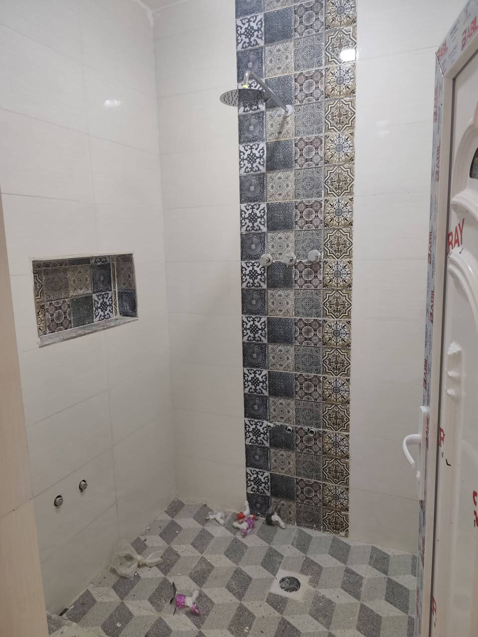 دار للبيع بناء حديث مساحة 150 يتكون من غرفتين نوم وصاله ومطبخ وستقبال حي الحكيم شارع الوائلي سعره 58وقابل لتفاوض ***********
