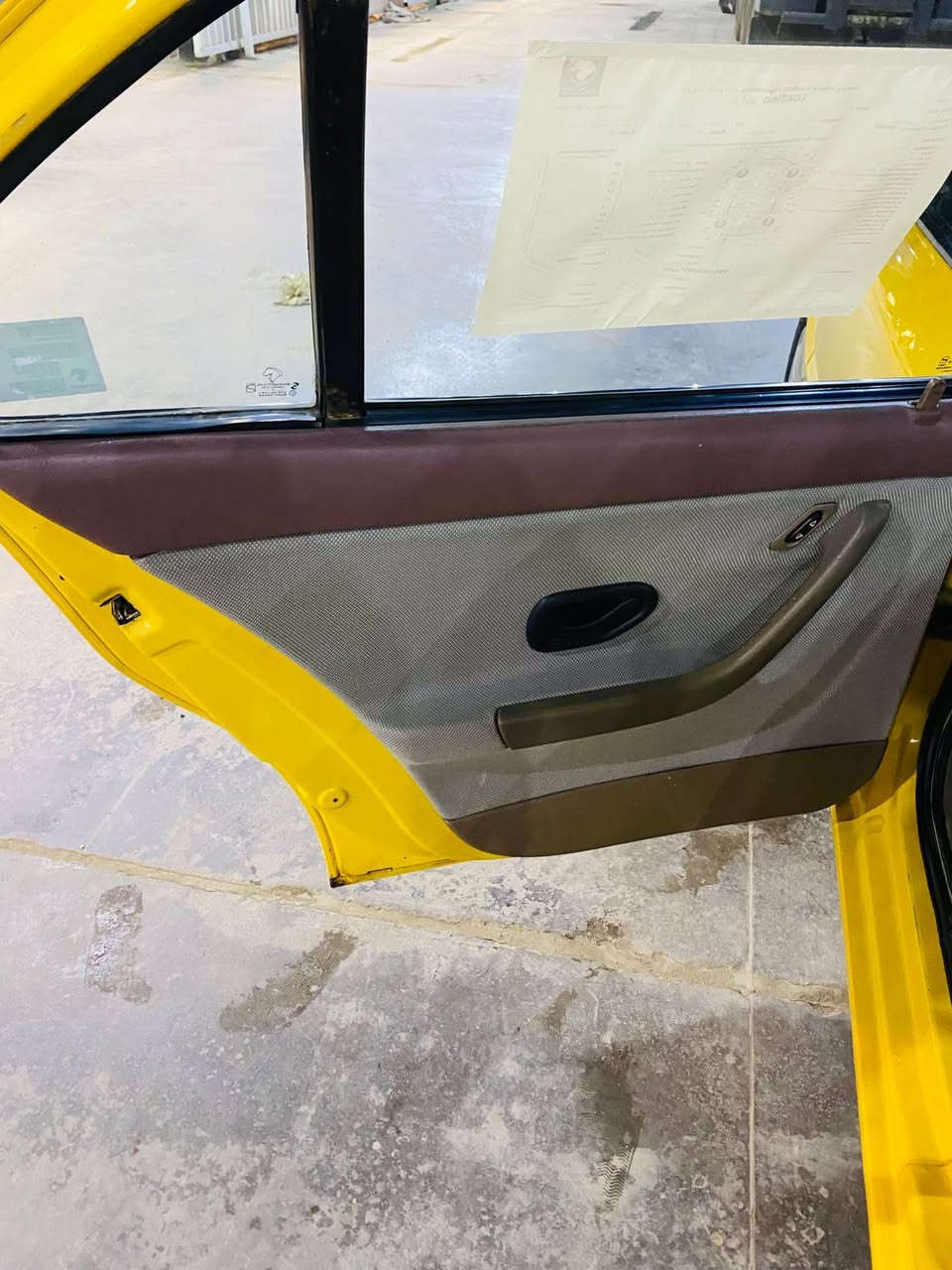 السلام عليكم سمند موديل 2012 السيارة خير من  الله رقم نكليزي مصفرة هيئة وغرامة سنوية لل30 صدر خلفي امامي جديد تخم تاير جديدي مكاني بغداد السعر 42  وبيهة مجال الرقم ***********
