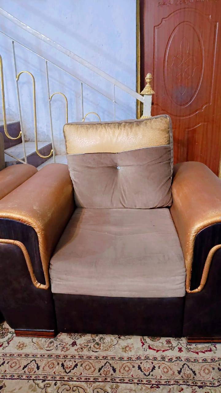 تخم للبيع نضيف  قنفه وثنائيه و٢كراسي للبيع سعر ٧٥ لف ناصريه الاسكان الصناعي رقم ***********
