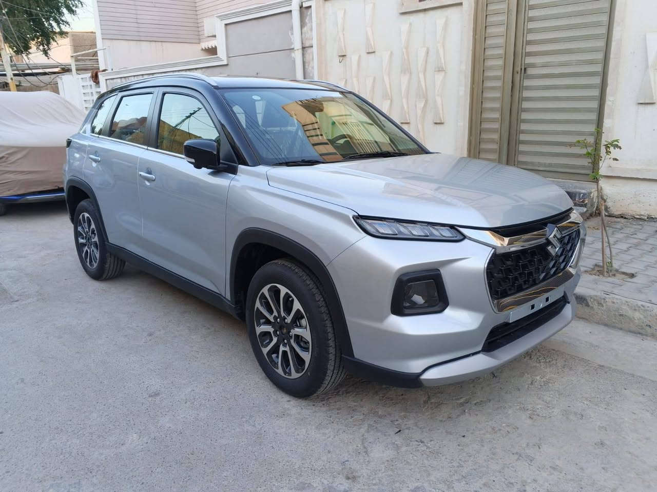الفئة: SUV (دفع رباعي / دفع أمامي)
عدد المقاعد: 5 ركاب
محرك 4 سلندر سعة 1.5 لتر
القوة: حوالي 101–103 حصان
العزم: 136 نيوتن متر
قير أوتوماتيك 6 سرعات أو عادي حسب الفئة
صرفية الوقود تقريباً 20 كم لكل لتر
خزان الوقود 45 لتر �
كارتي +١
شاشة لمس 9 إنج
كاميرا 360 درجة
شحن لاسلكي للموبايل
دخول ذكي + تشغيل زر
شاشة معلومات للسائق
مثبت سرعة
وسائد هوائية أمامية وجانبية وستائر
نظام ABS + EBD
نظام الثبات الإلكتروني ESP
حساسات خلفية
كاميرا خلفية أو 360 حسب الفئة �
صرفية بنزين اقتصادية
شكل عصري ورياضي
راحة عالية داخل المقصورة
مناسبة للمدينة والسفر
سقف بانوراما
سعر   140
محجوزه ثلاث سنوات
***********
