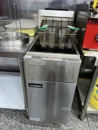 غراض مطعم وجبات سريعة للبيع مستخدمة 4 اشهر فقط ( برادات عدد2/ مجمدات ع...