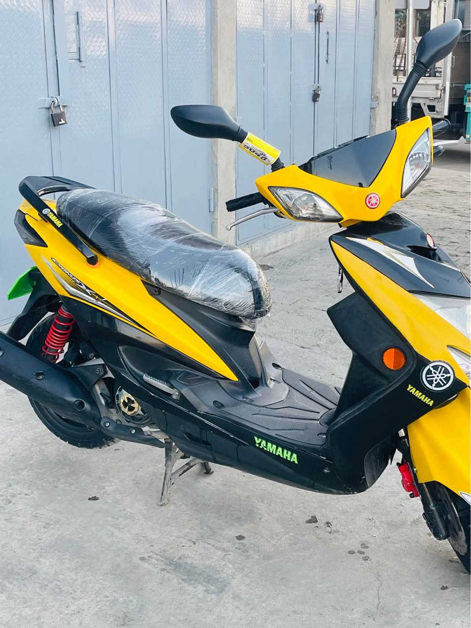 السلام عليكم للبيع سكنس لد ياباني  (خطين نوزل ) ماشيه ٣٧الف حقيقي بس الحديث شاشه الكترونيه عداد بانزين نظام فحص شحن الباتري نظام فحص الدهن دراجة جديدة مال رمبه او اوراقها كامله دراجه بيها محرك يخبل وبرغي ما مفتوح بيها بشرط جيب فيتر وأفحص والدراجة إذا تجي وتشوفها مو نفس الصوره تاخذها بلاشما ابيع إذا متجيب فيتر ويفحصها دراجه مال جناي كفرات بلاديه محرك بلادي كولشي بيها بلادي تفتح سويج بس تدوس دكمت لسلف تشتغل مكفوله من الشخط اكفلك التاير  إذا بيه بنجر ارجع او اكول أكفلك التاير إذا بي بنجر تعال وشوفها بعينك السعر١٢٥٠ أوبيها مجال قليل لان دراجه رمبه)تجي تاخذها من باب البيت مكاني
بغداد الكرخ  📞*********** بغداد, العراق
