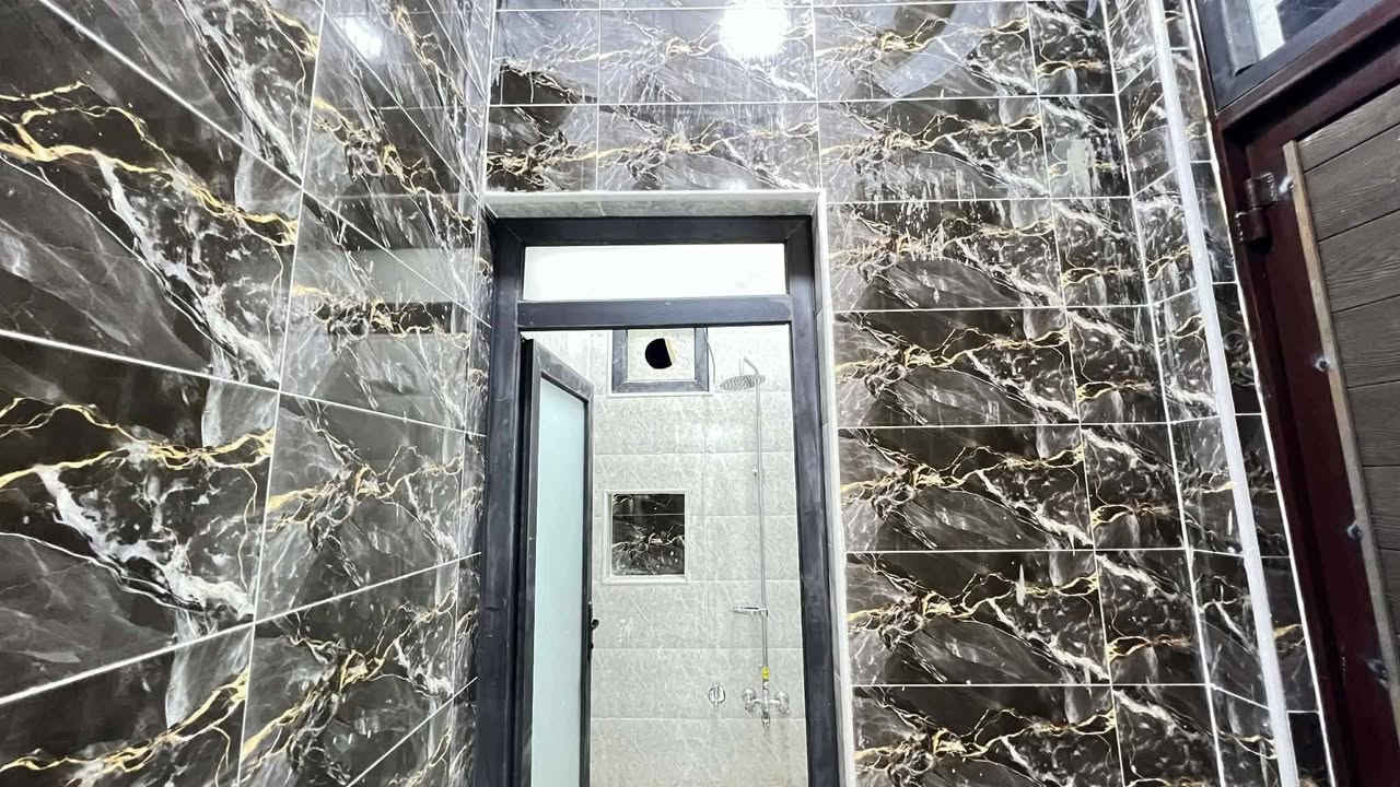 دار سكن للبيع
___
العنوان : حي الجامعة 
 داخل مجمع حيدر ابن حجي هندي النموذجي
بداية المجمع البلوك الأول قرب البوابة 
مجمع خدمات كاملة
كهرباء _إنارة _ماء _مجاري _ تبليط _ أرصفة_مولدة منطقة
_يقع على شارع بعرض 15 / M _موقع مميز  

-------------------------------------
زراعي سند 25 
بناء حديث  
غير مسكون
طابق واحد كونكريت مسلح

المساحة :200 / M

--------------------------------
 تفاصيل البيت 
____
غرف نوم عدد 2 نظام سويت، صالة عدد 2، استقبال، مطبخ(حار+بارد)، مجمع صحي عدد 2، گراج سيارة،  ***********
08806167802
