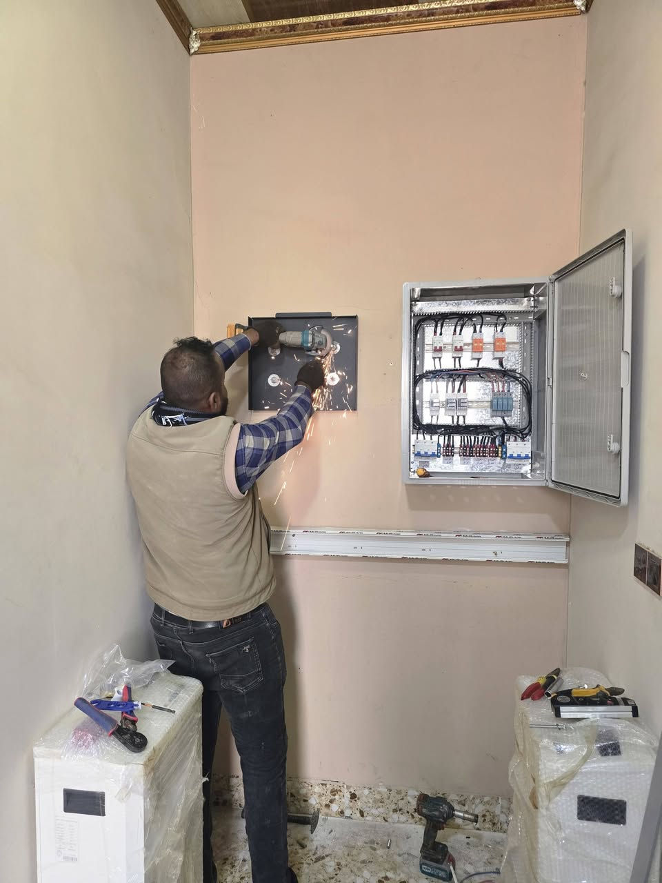 تم تجهيز وتنصيب منظومة طاقة شمسية ( تجاري )
بقدرة 16940W اي مايعادل (70Aنهاري – 20 ليلي )
     في كركوك 
 محطة تعيئة تل الورد المشيدة

وتتكون المنظومة من :
• ألواح شمسية عدد ( 28 )  نوع LONGI
• انفيرتر عدد ( 1 ) نوع Deye العملاق
• بطارية ليثيوم عدد ( 2 ) حجم 16K نوع فولت كايد حصرا
• بورد AC متكامل من قواعط دورة مع فيوزات مع مانع صواعق ارضي
خدماتنا في منظومة الطاقة الشمسية :
• ضمان الألواح ( 15 ) سنة وتدوم اكثر من ( 25 ) سنة
• ضمان البطاريات ( 5 ) سنة وتدوم اكثر من ( 10 ) سنة
• ضمان انفيرتر ( 5 ) سنة وصيانة مجانية ( 1 ) سنة كامله
• اعداد الكشف وتقديم الاستشارة المجانية
• التجهيز والتنصيب والتشغيل

توفر هذه المنظومة حلاً فعالاً ومستداماً لتأمين احتياجات الكهرباء مما يساهم في تقليل التكلفة والحفاظ على البيئة إذا كنت تبحث عن حلول طاقة موثوقة وفعالة , تواصل معنا الآن لتقديم الاستشارة المجانية ومناقشة احتياجاتك الخاصة .

العنوان : فروعنا منتشرة في كافة محافظة نينوى :

ناحية الكوير 

الموصل - حي الرفاعي - سايدين القسم
 
سهل نينوى - سايدين موصل كركوك

للطلب والاستفسار اتصل بنا على الأرقام التالية :
سرمد_
 ***********_***********
*********** -*********** /
*********** -*********** / 
==================================
نذكركم بأن فريقنا الهندسي والفني مستعد لتجهيز وتنفيذ كافة فئات مشاريع منظومات الطاقة الشمسية في محافظتنا العزيزة وجميع اعمالنا مشمولة بالضمان الحقيقي .
سرمدللطاقه الشمسيه 
الوكيل الحصري لـ شركة VOLT GUIDE
جـــودة - ابـتـكـار - ضـمــان
