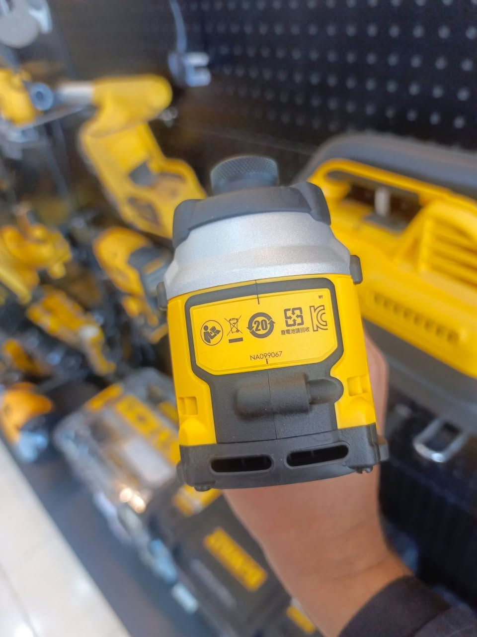 DCF850 

متوفر كامل دبل بطارية 2 امبير و شاحنة .. و متوفر فارغ 

***********
