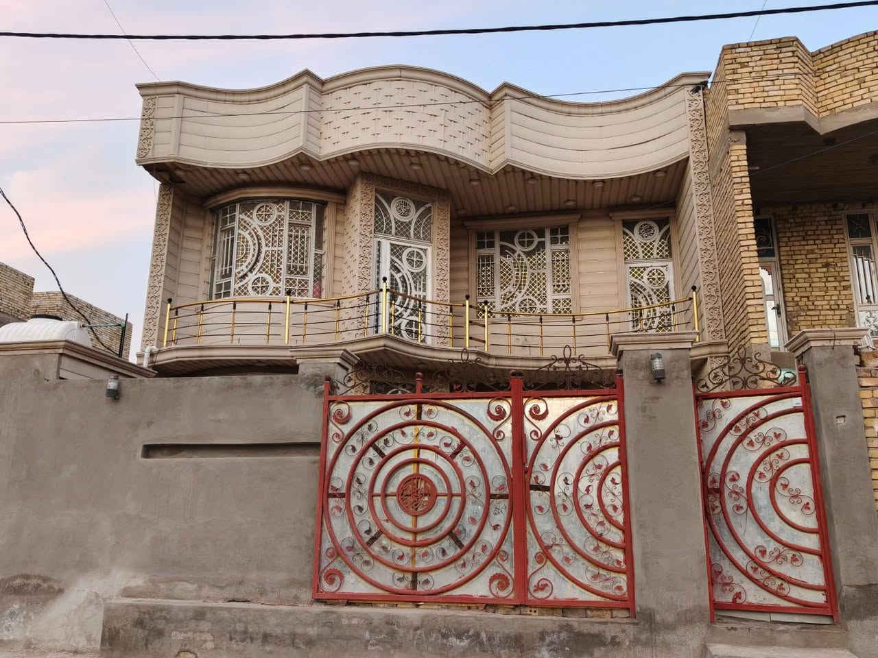 بيت 200متر يباع نقدا مع الاغراض البيت باسمي بي 6غرف نوم واستقبال ومطبخ 2حمام 2تواليت
***********
