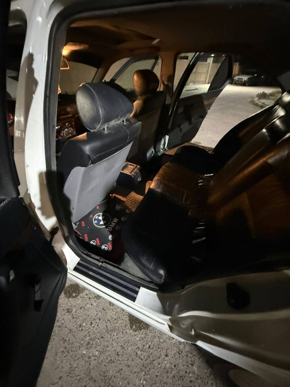 اللهم صلي عل محمد وال محمد سلام عليكمBMW 25 مسكر  موديل 93 كامله سياره مصبوغه عام كامله داخل مالتها جديد تخم تاير صدر خلفي امامي كله جديد ربع ما تصرف عليها سياره بل حقيقه احله من صور تبريد كامل غرفه جديده سعر 58 وبيها مجال حك جيه مكان سياره بغداد الثعالبه وره صيطرت شعب  رقم تلفون ***********
