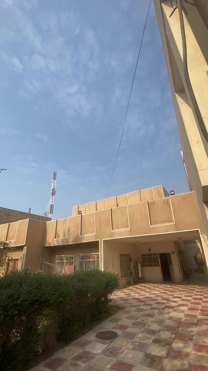 السلام عليكم
دار للبيع في الحلة حي الكرامة خلف مجمع السرور مباشرةً .

1-المساحة 453 وربع.

2-يحتوي على طابقين.

3-حديقة كبيرة جدآ.

4-كراج يتسع 3سيارات.

5-ممر حول البيت وبي حديقة .

6-بناء قديم ولكن حالة البناء جيدة جدآ.

7- البناء مسلح كونكريت.

8يحتوي الطابق الأول على غرفة وهول وكلدور وصالة ومطبخ ومجمع صحيات .

9-الطابق. الثاني غرفتين وبيتونة وسطحين .

لل استفسار الأتصال على ***********واتساب
