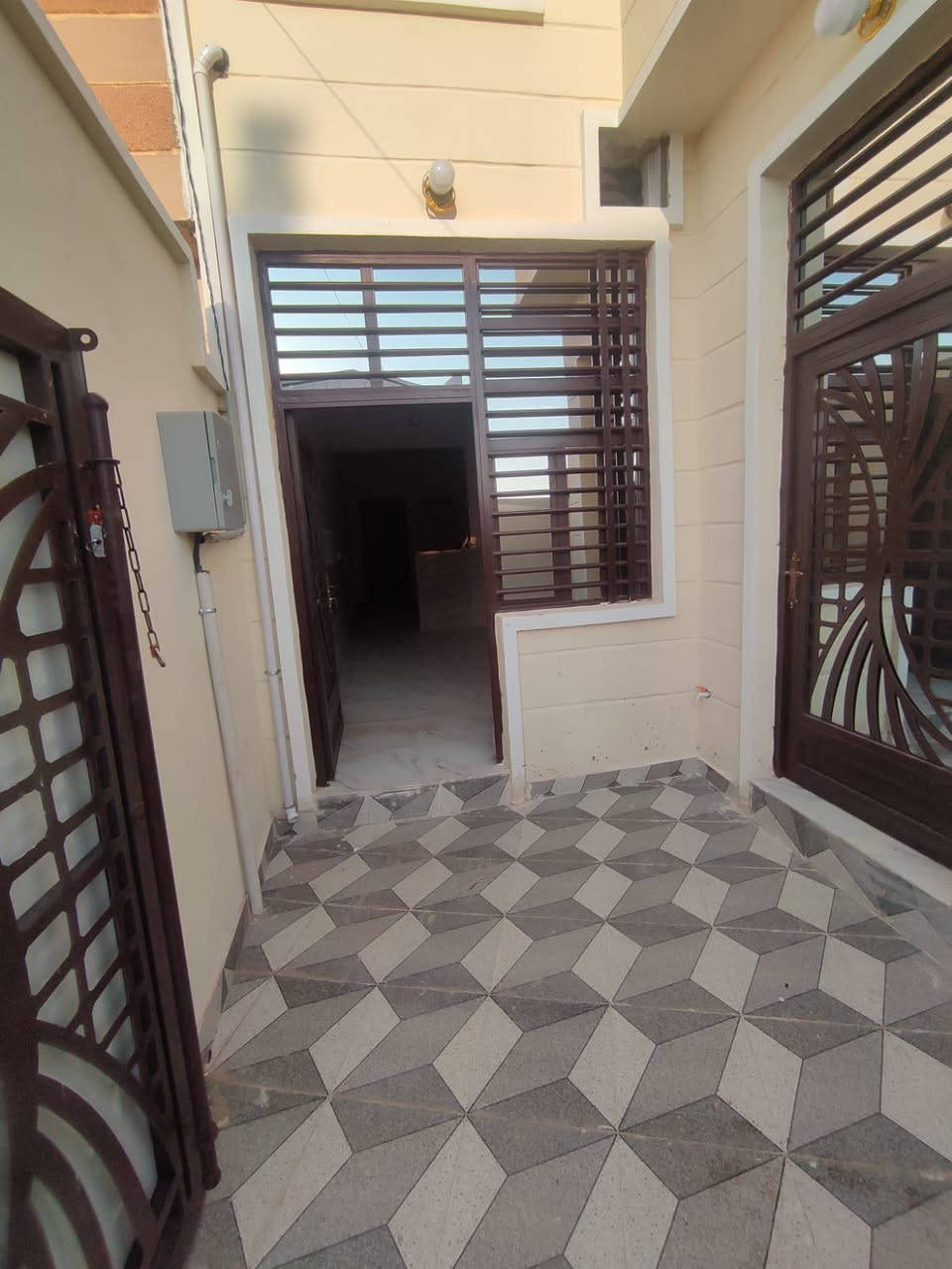 🏡 بيت للبيع – منطقة التصنيع
📍 رقم العقار: 4807
📏 المساحة: 120 م² (6×20)
🚗 شارع: 15 متر
✨ المواصفات:
شغل درجة أولى
صالة داخلية + استقبال
3 غرف نوم
3 مجاميع صحية
📞 للتواصل: ***********
