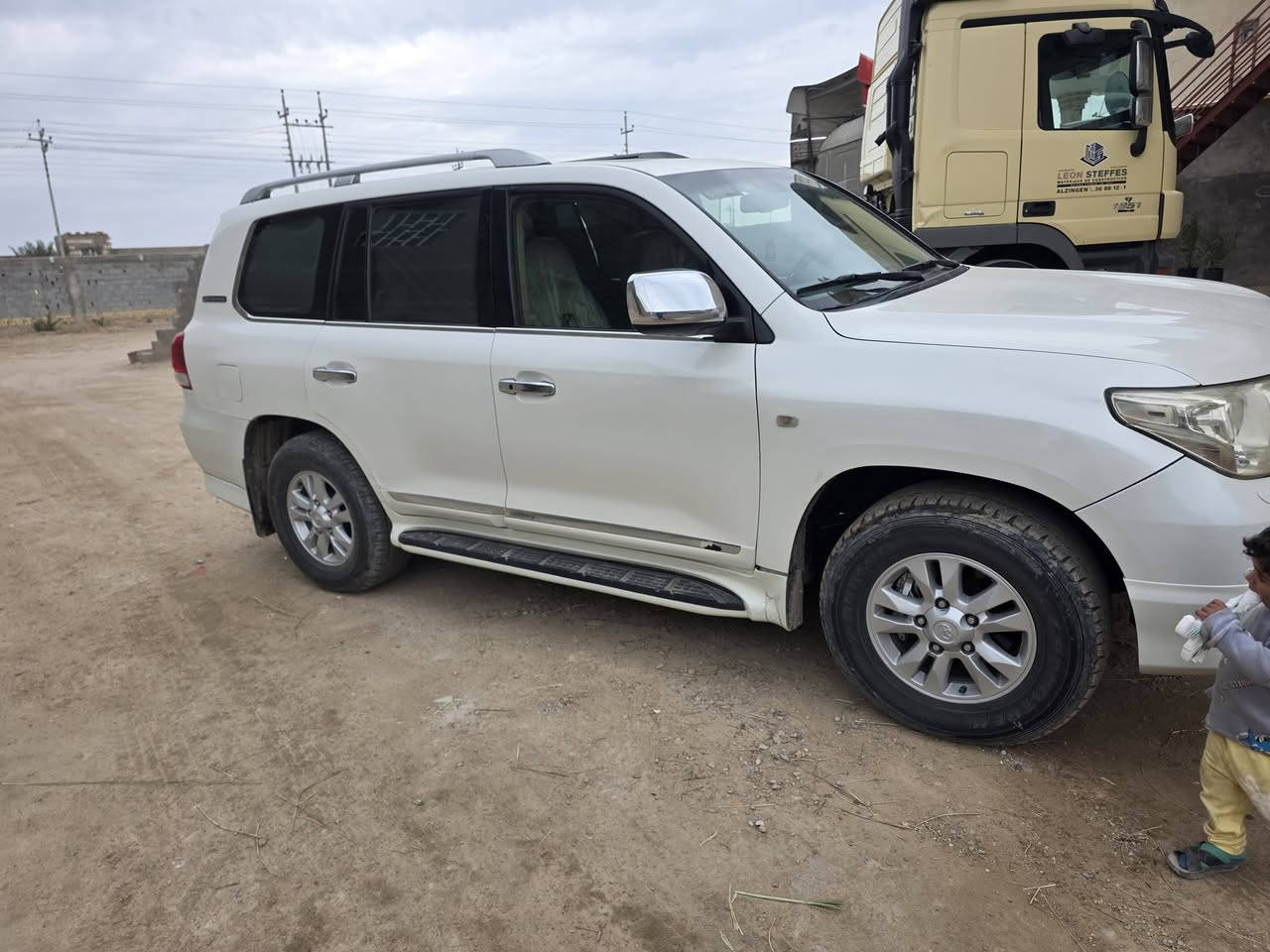 سلام عليكم البيع سياره لاندكروز 
مكينه سته 1/1فول موصفات مكان البصره المدينه سعر 290$ ورقه
***********
