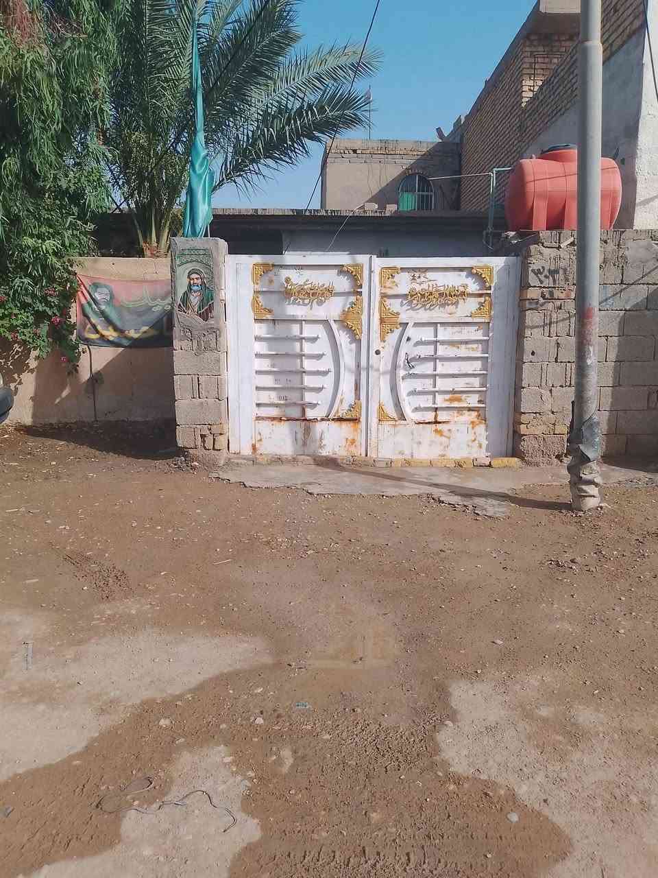 بسم الله الرحمن الرحيم السلام عليكم ورحمه الله وبركاته دار للبيع مساحه 300طابو زراعي حي الحكيم   ***********
