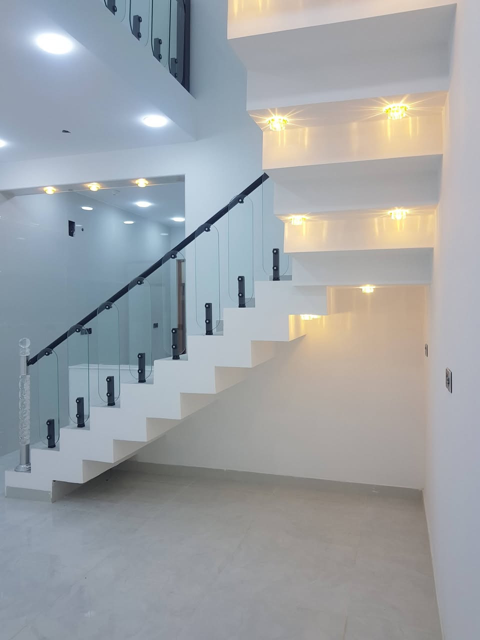 السلام عليكم مشتمل للبيع بالخاجيه بال٧٠٠٠ شارع القسم البلدي عرض الشارع ١٢ ثاني قطعه عن الركن بناء درجه اولى للاستفسار الاتصال على ***********
