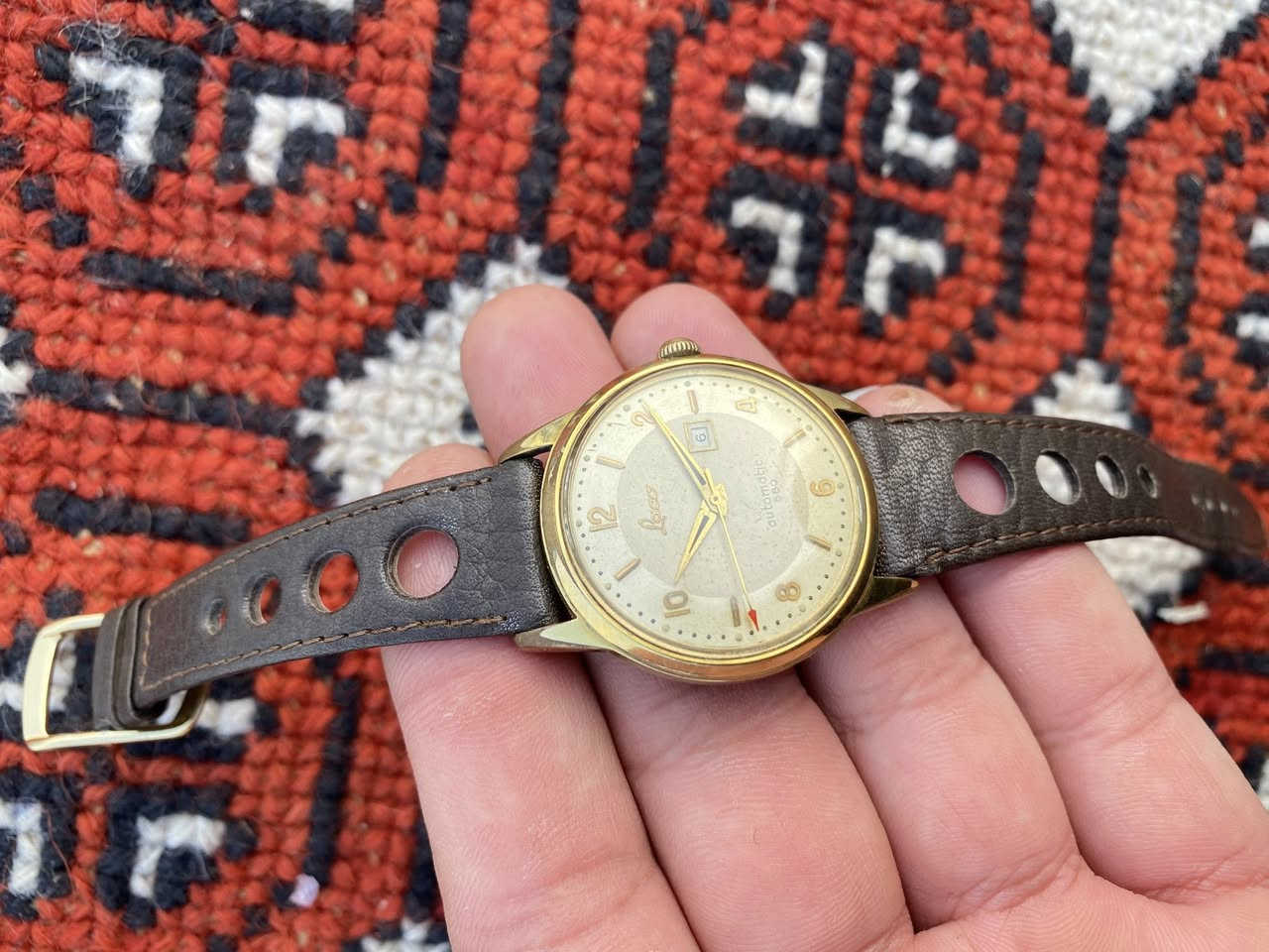 نوادر فنتج
ساعة من نوع Laco Automatic 580، وهي ساعة سويسرية الصنع تتميز بهيكل مطلي بالذهب وحزام من الجلد الطبيعي. 
العلامة التجارية: Laco (لاكو).
النوع: حركة أوتوماتيكية (Automatic).
المميزات: تتميز بتصميم كلاسيكي، وهيكل مطلي بالذهب، وحزام جلدي مثقوب.
الاستخدام: تعتبر قطعة من المقتنيات (Collectible) نظرًا لطرازها القديم.
قطر 34//40
سعر135 الف يتوفر توصيل


**إذا كنت صاحب هذا الإعلان وتريد حذفه لأي سبب، رجاءا أرسل رسالة إلى الدعم الفني**