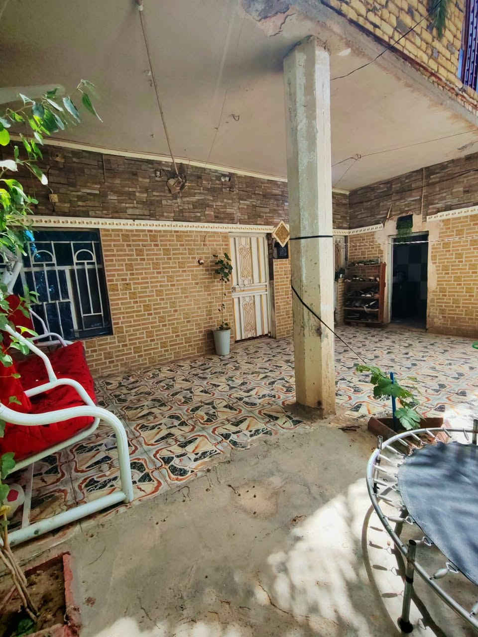 للبيع – دار سكن 🏡

📍 الموقع: خلف كراج بغداد فرع، مقابل مدرسة الابتهال
📐 المساحة: 200 م²

تفاصيل الدار:
🔹 طابقين + شقة بمدخل مستقل وباب على الشارع

🔸 الطابق الأول:
• غرفتين نوم
• صالة
• استقبال
• مطبخ

🔸 الطابق الثاني:
• 3 غرف نوم
• صالة

🔸 الشقة:
• غرفة
• مطبخ
• صحيات
• طارمة صغيرة
السعر راسلنا 
📞 للاستفسار: ***********
👷‍♂️ الدناني للعقار
بيع • شراء • مقاولات عامة
