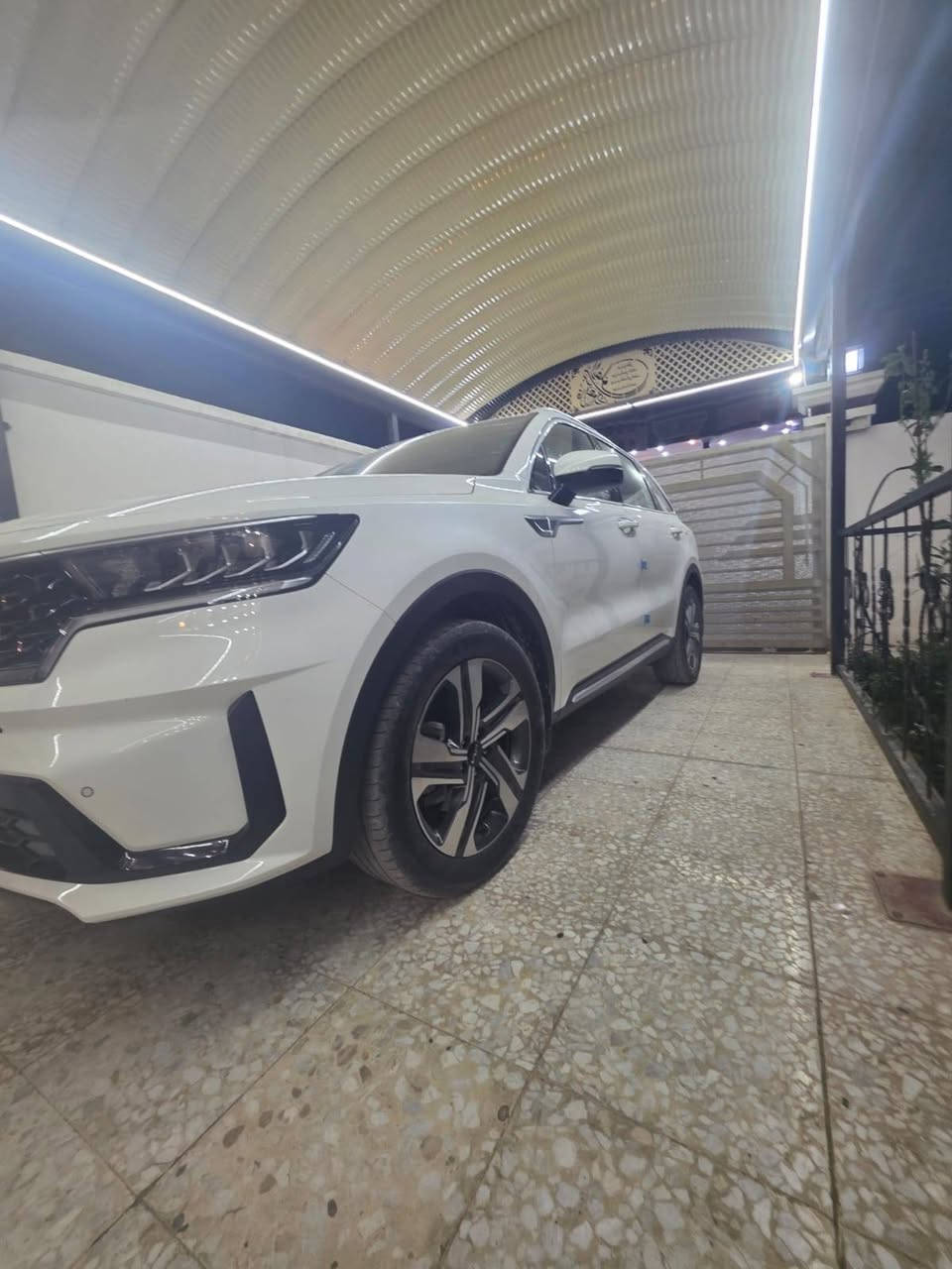 السلام عليكم ورحمة الله اخوان سورنتو للبيع موديل 22 بغداد وضع الشركه ماشيه 41 الف مثل مموضح بالصورة  سيارة مكفوله كفاله عامه من الصبغ والبارد والتبديل ممدوده عليها اسبانه الحمدلله فقط الباتري مال الشركه مبدل تايرات بلاديات كله وضع الشركه مكاني بغداد السعر 279 وبيها مجال بسيط
*********** متواجد واتساب وما سنجر
