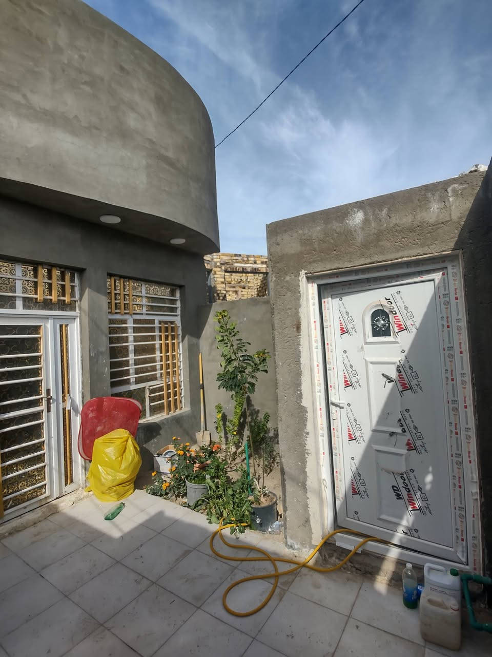 السلام عليكم
بيت طابو زراعي 25  طابوق نهروان البهاء/منطقه السهيليه /مساحه 140متر 
استقبال 8..امتار /صاله ومطبخ وغرفه وتخاريج
الطابق الثاني غرفه وصاله..
السعر 51مع المجال ***********
البيت جديد صارله سنتين.
