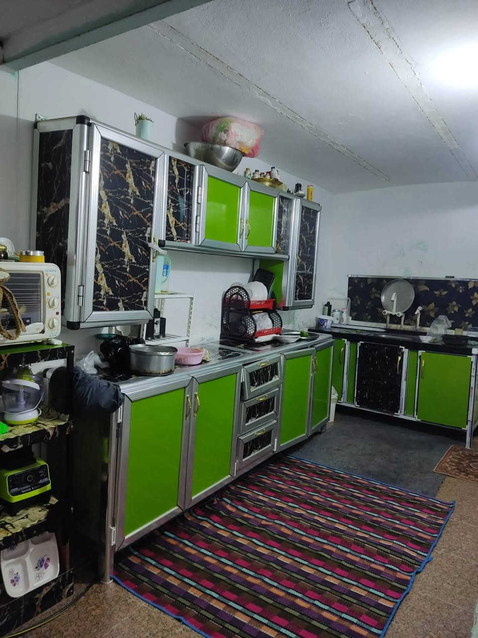 بيت للبيع مساحة 200 متر بمنتصف الديوانية على شارع رئيسي بين شارع بريد التحدي وشارع سالم في حي الزراعيين  الثانية مقابل جامع اهل البيت على الشارع التبليط وحالياً المنطقة كذلك قيد الاعمار واعادة التنمية بناء عگادة والأرضية بورسلين مطعم مرمر يحتوي الطابق الاول على 3 غرف + صالة كبيرة + مطبخ + استقبال+ صحيات خارجية وداخلية + طارمة كبيرة وگراج + حديقة والطابق الثاني يحتوي على غرفة وصالة وصحيات + سطح كبير ...البيت صالح للسكن


**إذا كنت صاحب هذا الإعلان وتريد حذفه لأي سبب، رجاءا أرسل رسالة إلى الدعم الفني**