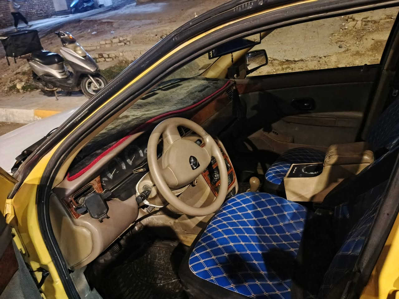 السلام عليكم سمنه 2010 كلشي شغال بيه تبريد شغال تخم تاير جديد صدر جديد دوشمه جلد سنويه 27 صاحبه موجود ثاني يوم ايحول محرك فرنسي قطره بنص السعر 25 نهايته***********
