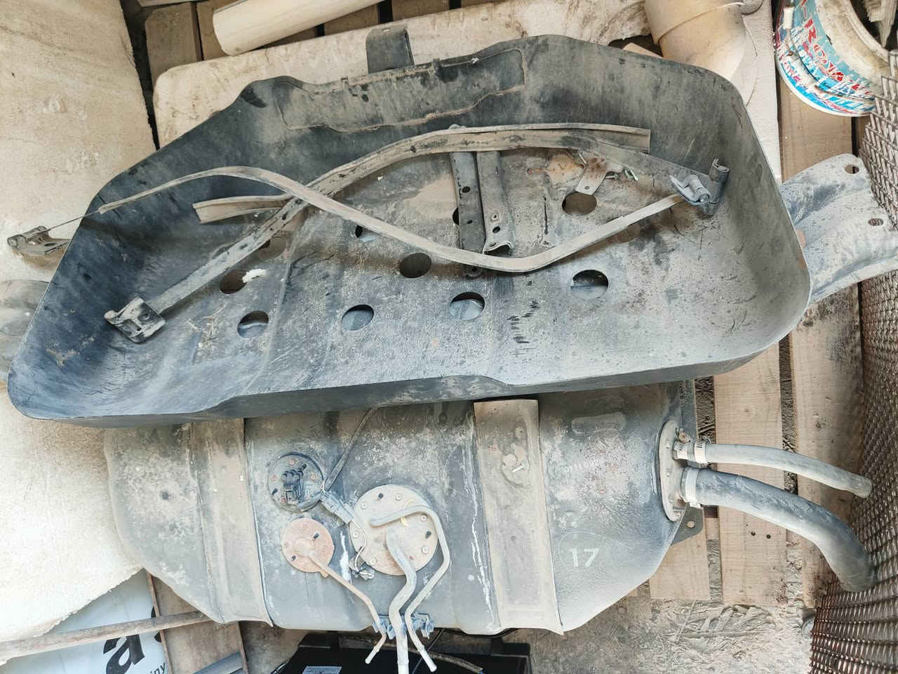 السلام عليكم للبيع خزان وقود احتياطي كامل هو والطوافة مال برادو موديل 2008 ستة سلندر  السعر 300 دولار العنوان بغداد للاستفسار اكثر مراسلة الصفحة اوالاتصال على الرقم ***********
