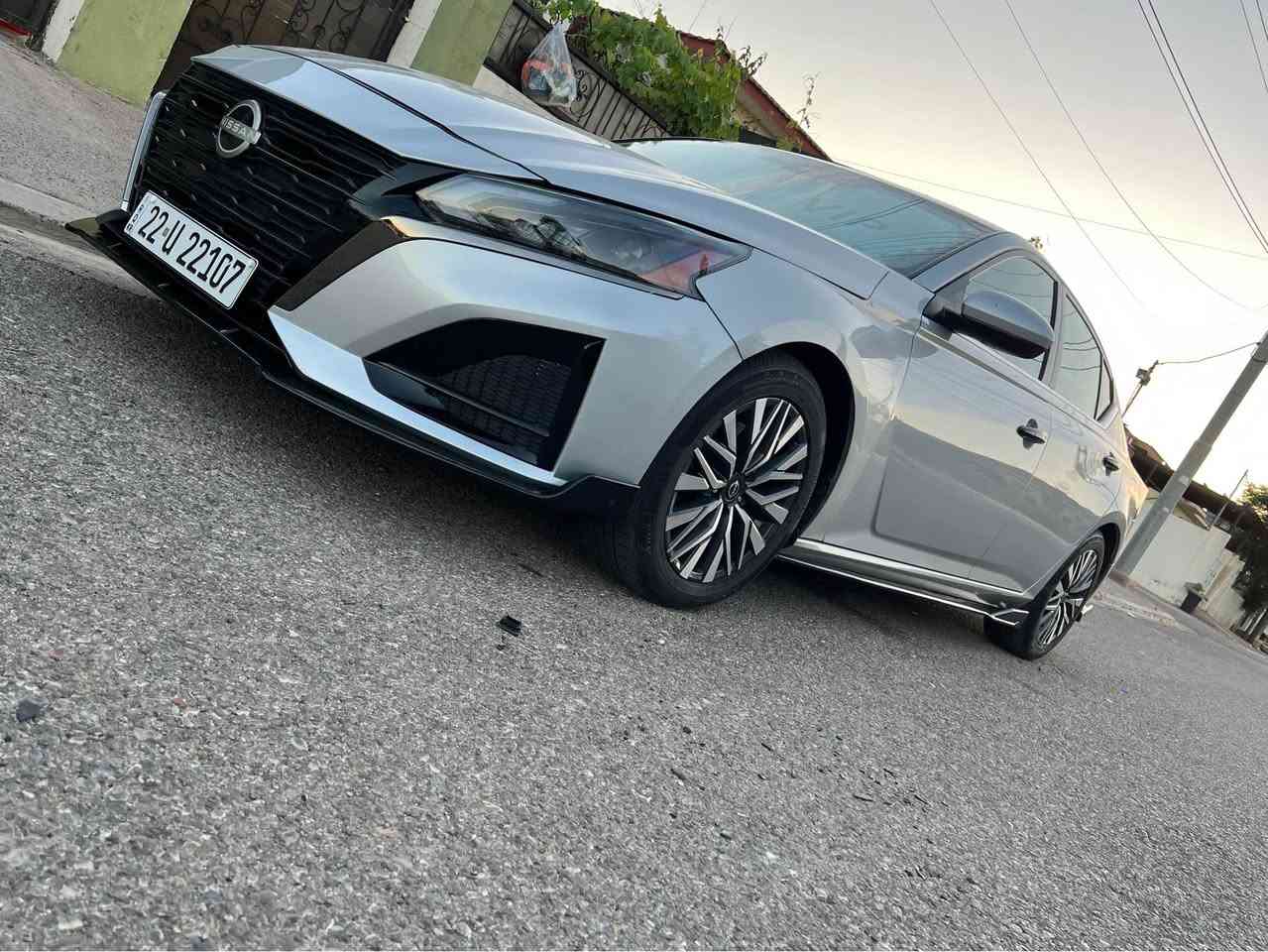 NISSAN ALTIMA 2023_SV 
السعر 145 مجال جيه إذا شراي
سنويه جديد 2030 بسمي شرط تحويل مباشر 
هزة جديد 2027
السياره بيها ثلاث قطع صبغ نص بونيد جاملغات امامي
رقم شاصي 1N4BL4DV2PN338015
السياره عنوان اربيل للاستفسار واتساب ***********
مواصفات السياره 👇

⚙️ الأداء والمحرك
* نوع المحرك: 4 أسطوانات (تنفس طبيعي) بسعة 2.5 لتر.
* القوة الحصانية: 188 حصاناً.
* عزم الدوران: 244 نيوتن متر.
* ناقل الحركة: أوتوماتيكي ذكي من نوع CVT بـ 7 سرعات وهمية.
* نظام الدفع: دفع أمامي (FWD) بشكل قياسي.
* سعة خزان الوقود: 61 لتر. [1, 2]

‎📺 المقصورة والترفيه
* الشاشة الترفيهية: شاشة لمسية جديدة كلياً مقاس 12.3 بوصة (أو 8 بوصة حسب الوكيل الإقليمي).
* الاتصال الذكي: دعم لاسلكي لنظامي Apple CarPlay و Android Auto.
* الشحن اللاسلكي: يتوفر شاحن لاسلكي للهواتف الذكية في الكونسول الوسطي..
* التكييف: مكيف هواء أوتوماتيكي ثنائي المناطق.
* التشغيل: تشغيل المحرك عن بعد مع زر تشغيل وإيقاف المحرك الذكي. [1, 2, 3]

‎🛡️ الأمان وأنظمة المساعدة (ProPILOT)
* الفرملة الطارئة: نظام الفرملة الطارئة الذكي مع خاصية استشعار المشاة.
* النقاط العمياء: نظام التحذير من النقاط العمياء (Blind Spot Warning).
* تحديد المسار: نظام التحذير ومنع الخروج عن المسار.
* الرادار الخلفي: حساسات خلفية للمساعدة على الركن مع كاميرا رؤية خلفية.
* الوسائد الهوائية: وسائد هوائية أمامية، جانبية، وستائرية لحماية الركاب. [1, 2, 3]

‎🚘 التصميم الخارجي
* الواجهة: شبك أمامي محدث بتصميم V-Motion الجديد كلياً لموديل 2023.
* الإضاءة: مصابيح أمامية ونهارية بتكنولوجيا LED.
* العجلات: جنوط ألمنيوم مقاس 17 بوصة (وتصل إلى 19 بوصة في بعض الأسواق المضاف إليها حزمة ProPILOT) أربيل, العراق
