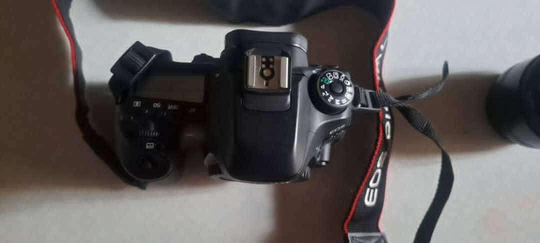 عدة كاملة لصناع #المحتوى و#اليوتيوبرز" و "مثالية لتصوير جلسات #البورتريه"
للبيع #كاميرا  #Canon EOS 80D بحالة شبه جديدة (شتر قليل جدا)
✨ المواصفات والمميزات:
 • دقة 24.2 ميغابيكسل لصور عالية الجودة
 • تصوير فيديو Full HD
 • نظام فوكس سريع ودقيق (ممتاز للتصوير الحركي)
 • شاشة متحركة لمس لسهولة التصوير من زوايا مختلفة

📦 الملحقات:
 • عدسة 50 (بورتريه)
 • شاحن أصلي 🔌
 • بطارية أصلية 🔋


**إذا كنت صاحب هذا الإعلان وتريد حذفه لأي سبب، رجاءا أرسل رسالة إلى الدعم الفني**