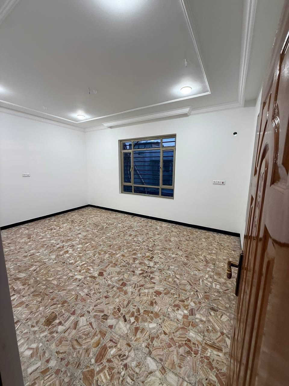 ⸻

🏠 مشتمل ركن للبيع – حي البنوك موقع مميز نافذ للأسواق الميثاق 

📍 الموقع: خلف مطعم هوم جكن
📐 المساحة:
 • المسجل: 63 م²
 • الواقع حال: 68 م²

🏗 بناء حديث

📏 الأبعاد:
 • الواجهة: 11.5 م
 • النزال: 5.80 م

🔹 تفاصيل العقار:

الطابق الأرضي:
 • مدخلين للبيت
 • مدخل استقبال مستقل
 • مدخل خاص للمطبخ
 • مطبخ
 • منور
 • حمام كبير

الطابق الأول:
 • غرفة نوم + حمام
 • غرفة قياس 4×4 مع خدمات

الطابق الثاني:
 • بيتونة كبيرة تصلح مخزن
 • سطحين واسعين (أمامي وخلفي)

✨ المشتمل ركن، موقع مميز، مناسب للسكن أو الاستثمار.

📞 للتواصل:
مكتب الصادق للعقار – البنوك
☎️ ***********
