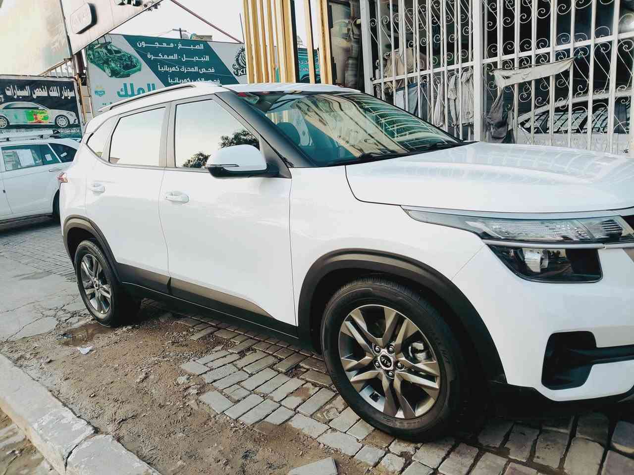 .السلام عليكم سليتوس اللبيع موديل 20 خليجي سياره
فول مواصفات سياره 1/1 كير محرك تبريد مكينه كفاله عامه بلادي تخم تاير شواصي مكفولات بلادي 
مكفول من الضرب لا تبديل لا صبغ بارد قليل بيه 
سونار موجود بل رقم سليمانيه شكل جديد نكليزي سنويا جديد هزه جديد بسمي  جاهزه بل عافيه ياخذها 
سعار سياره 153بي مجال شي بسيط 
العنوان بلديات نتصل وتدلل عله رقم 
***********
