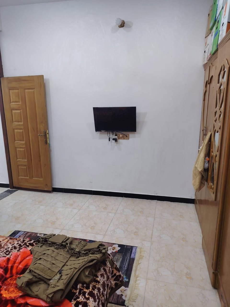 سلام عليكم 
بيت ١٠٠ متر طابق ونص بشارع الحشد منطقة ٢٦ بظهر منطقة ١٢ قريب على المنتزة مال ١٢ 
البيت يحتوي على 
غرف نوم عدد (2)
صاله مشتركة مع المطبخ 
استقبال حمام خارجي وداخلي  بيت موقعة مرتب  
ملاحضة / يحتوي ع 3 خطوط كهرباء 
و3خطوط ماء يعني انسة شيء اسمة انقطاع وبسعر جداً مناسب للاستفسار (***********) واتساب
