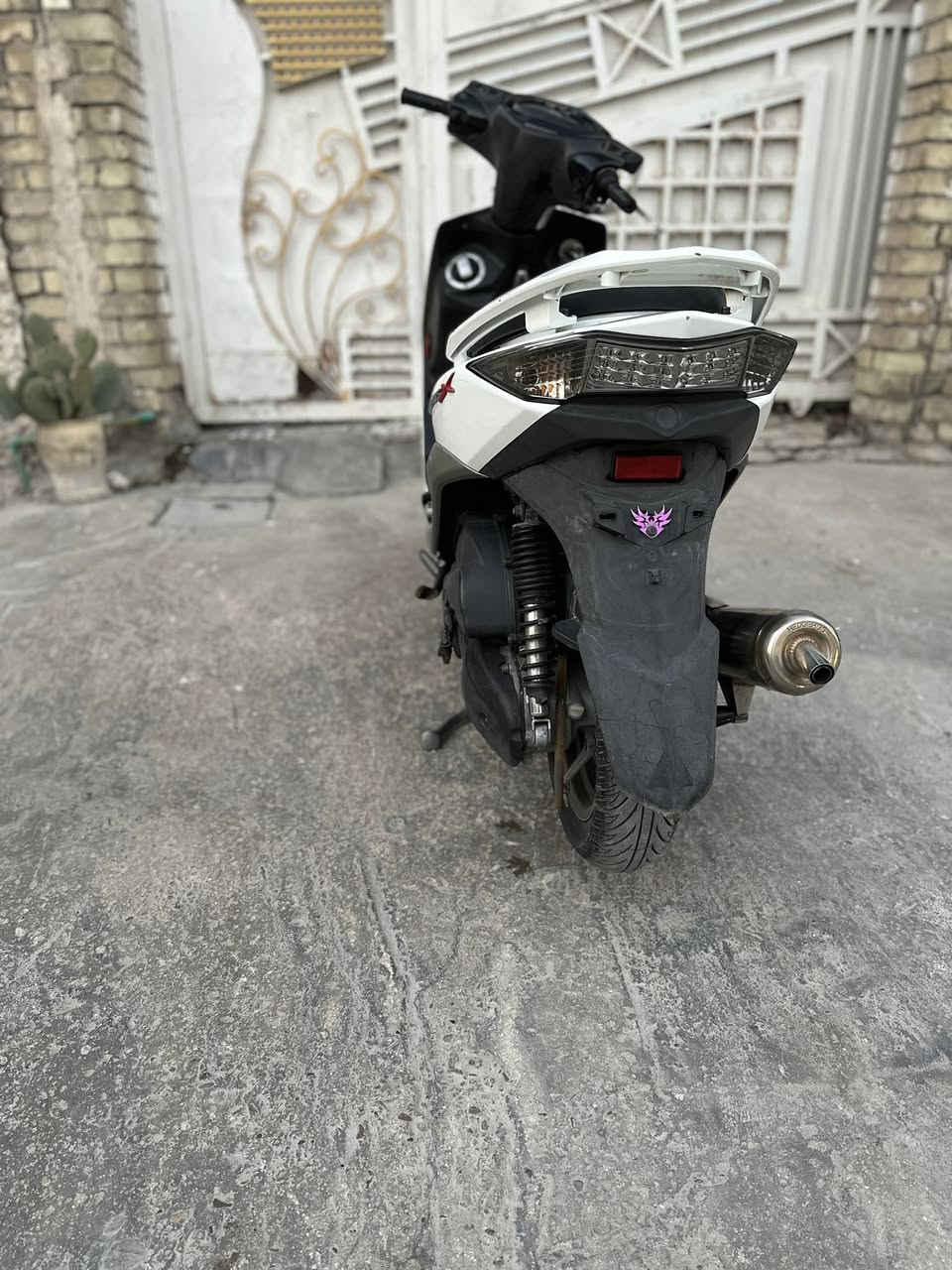 السلام عليكم سكنس لد للبيع الدراجه كفاله عامه جيب فيتر وياك وافحص نقص فقط اشاير المكان الشعب الرقم ***********
