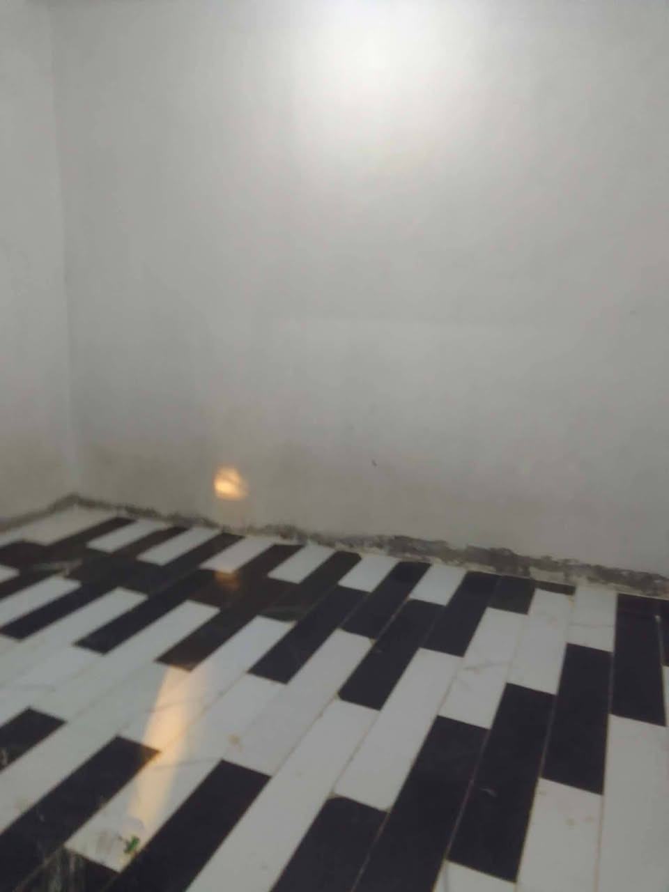 سلام عليكم بيت🏠 مسلح رقم وتاريخ 📋 للبيع مساحه 200متر مثل متشوف بلصور 2 اغرف . هول ومطبخ.وحمام مع مرر  كراج سياره باب طلاكتين مع محل علوه 12متر. جاهز مجهز  لايوجد اي غلط ..البيت  جاهز كهرباء تأسيس مياه. خير من الله  ...الشارع 25متر  مقرنص....  البيت شارع البزل القديم قرب الملعب الرميثه للأستفسار صاحب البيت📞 ‏‪***********‬
