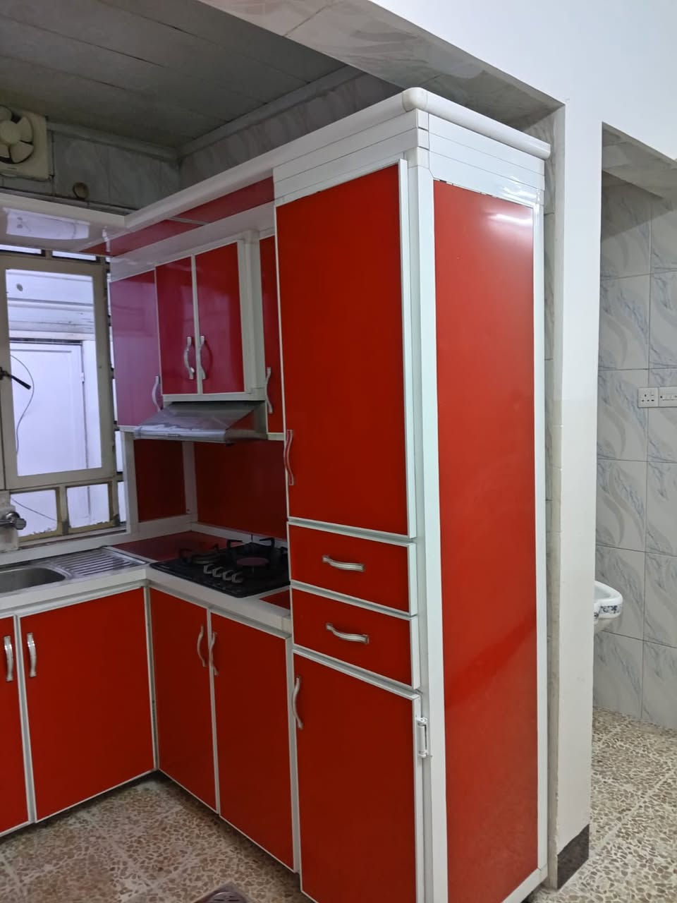 بيت للإيجار في حي الميثاق مساحة 100 متر يحتوي ع غرفتين و مطبخ و هول و حمامات داخلية و خارجية و هاي صور بعض تفاصيل البيت المطبخ يحتوي ع اثاث 
للتواصل
*********** 
واتساب او خاص
