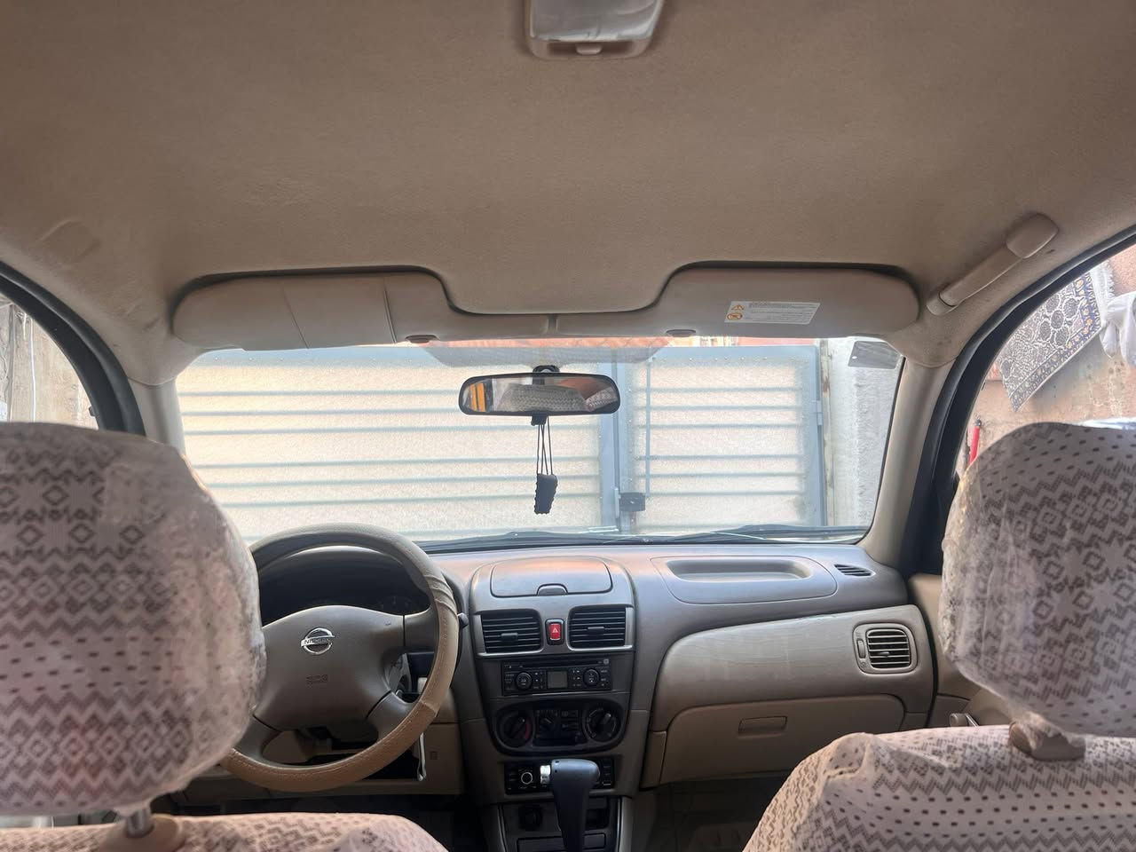 نيسان سني ٢٠٠٩ ياباني قبق ابيض السياره جديده كلش ترايها يخبل بدون اي نقص بيها طخه كلش بسيطه بدايت القفل مال بنيد مكفوله من اي داخل كفاله عامه بدلت البنيد وصار بيها صبغ عله كد الي مصورهن موجودات عندك غير هذا كله مكفول صدر تبريد كير محرك مامفتوح بيها برغي والسياره بسمي رايدها ٩٠ وبيها مجال كلش قليل هزه جديده ورقم نكليزي مكانها حي تونس ***********

