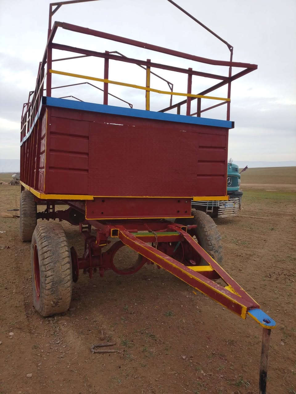 للبيع عربانة فصال جديد
طول 5 متار و20 سانتي شاصي مال قاطرة 

صينية 90 تركيه جديدة تايرات نضاف 

جاهزة ونضيفة السعر 3٫250.  ثلث ملايين وربع 

مكان العربانة بعاج. أتصل ***********
