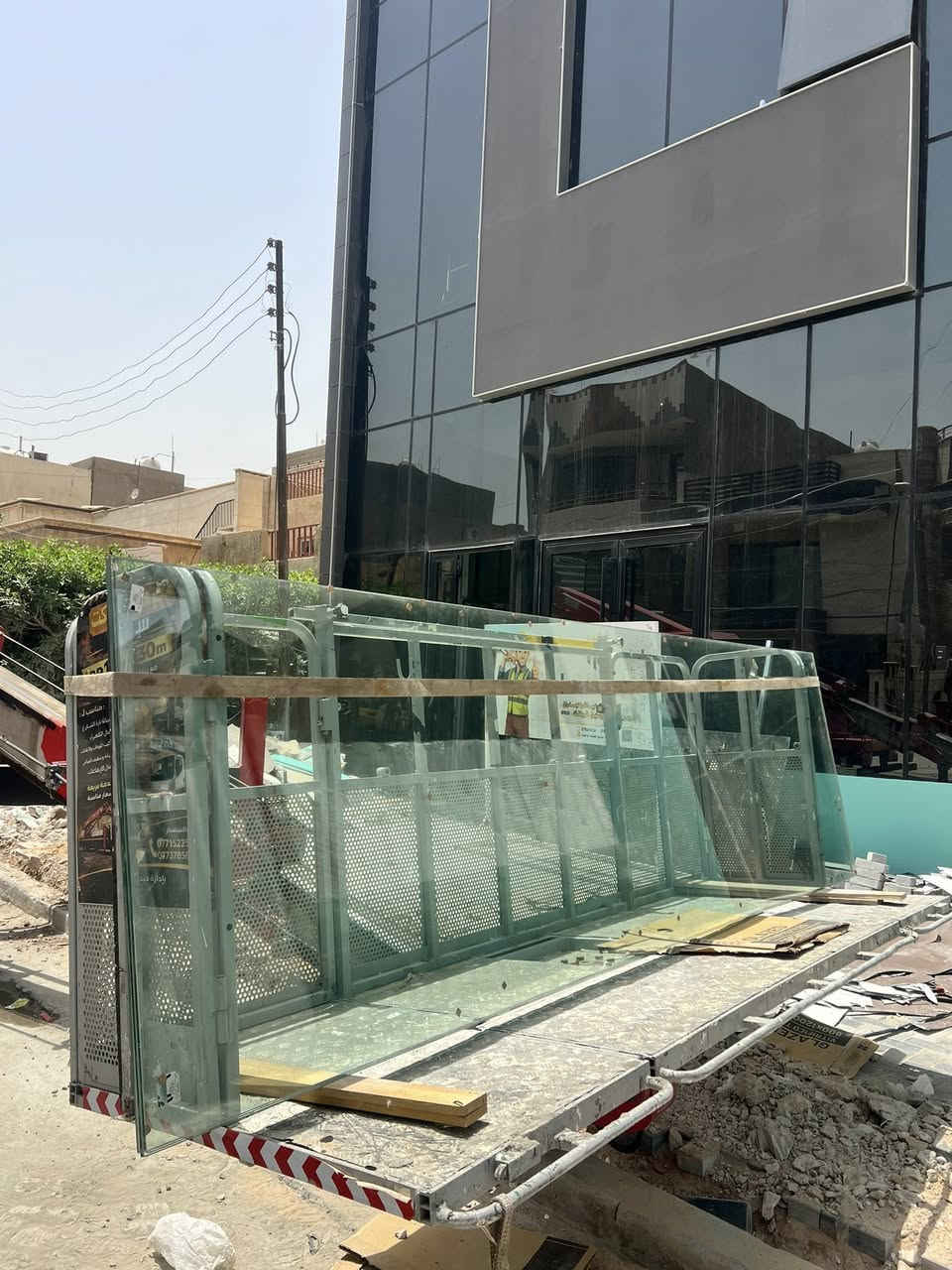 مرحبا شباب تنصيب واجهات الزجاج والجلسات الخارجيه والغرف الزجاجية المقسى ضد الكسر داخل بغداد للاستفسار 
***********
