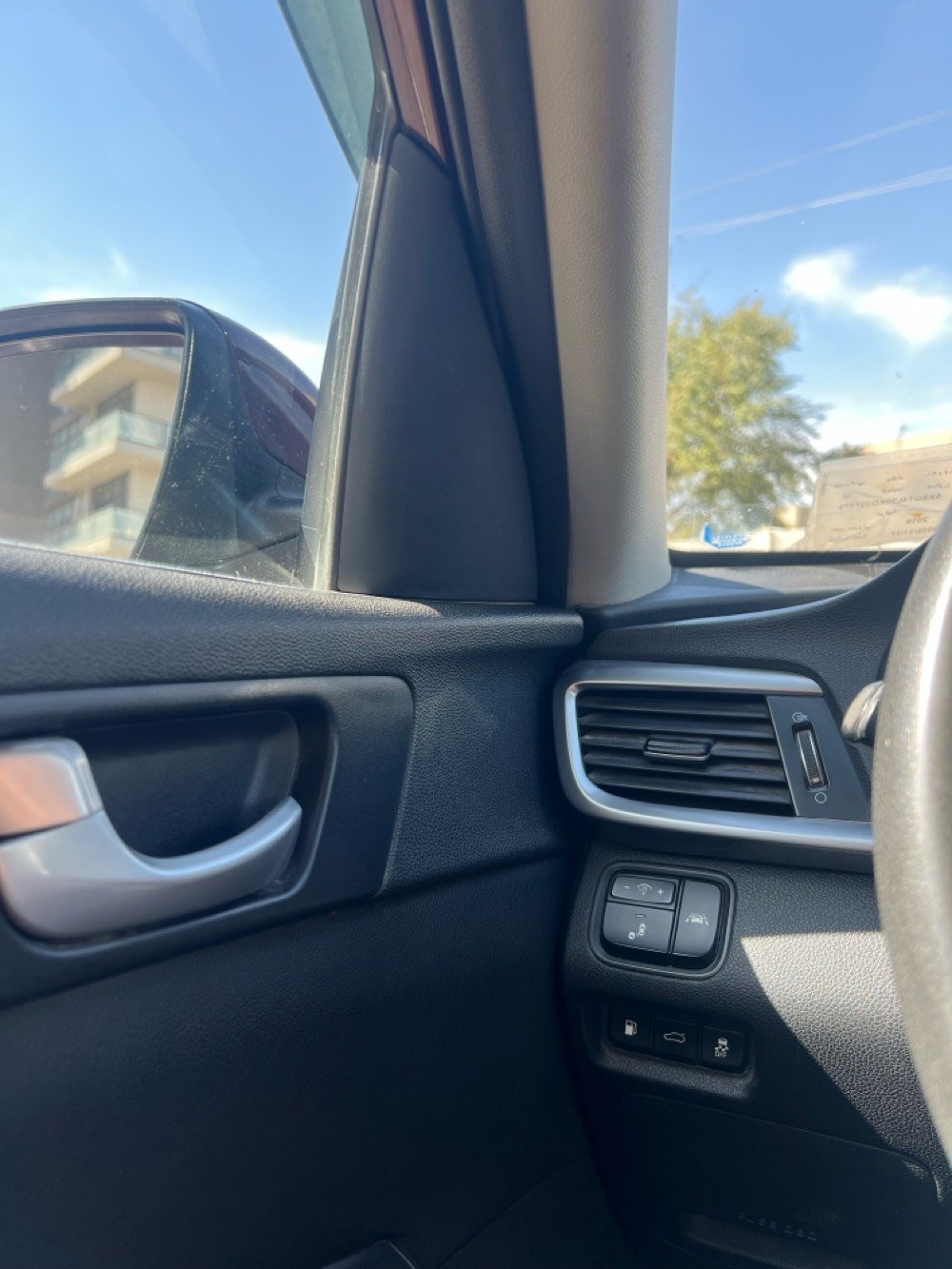 ‏Kia optima للبيع موديل 2019 مواصفات 
موصفاتها FE المعروفه 
مكينه 4 سلندر 2400GDI
ماشيه 77mile 
حادث السياره خلفي فقط الدعاميه بدون قطره صبغ 
صور الحادث مرفقه بل منشور
عليها بولش جديد كير ومكينه وتبريد مكفولات كفاله عامه 
رقم بغداد بسمي تحويل ثاني يوم 
السعر/ 143 ورقه وبيها مجال 
مكاني / بغداد المنصور 
للاستفسار / ***********