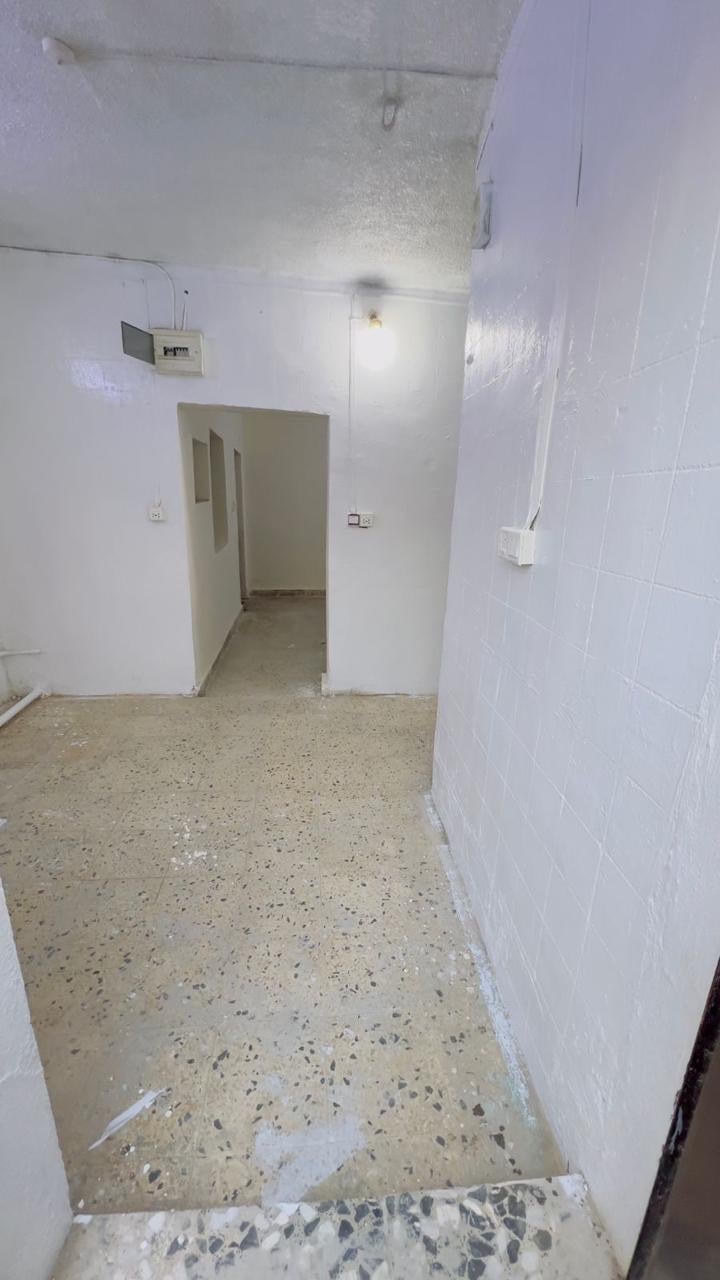 دار سكني للبيع في منطقة هادئة ومريحة. يحتوي الدار على عدة غرف نظيفة ومشرقة، مع تهوية جيدة. الأرضيات بحاجة إلى بعض الصيانة البسيطة لمن يرغب. مدخل خاص ويوجد درج خارجي يؤدي إلى الطابق العلوي. مناسب للعائلات الباحثة عن مكان مريح للعيش.