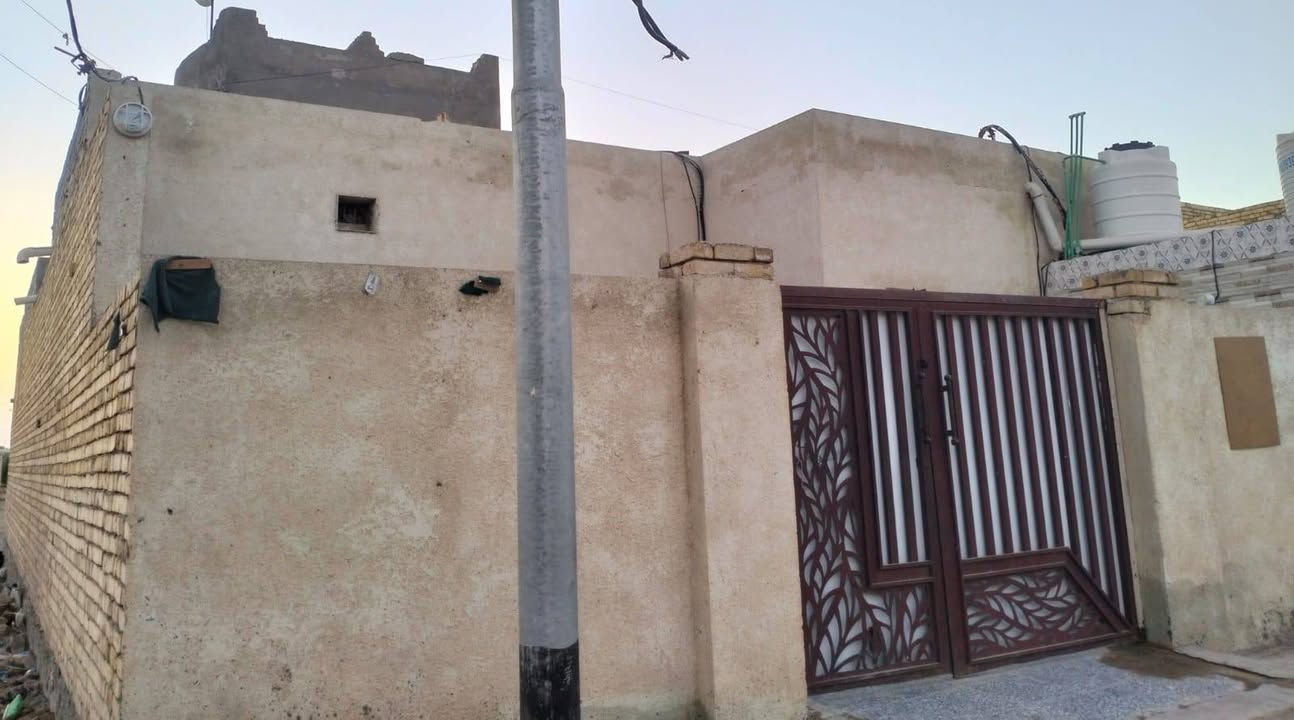 بيت للبيع
المساحة:- 200 (ركن )

يحتوي :- استقبال وصالة ومطبخ وغرفتين نوم وصحيات داخلية وخارجية
 
:-بناء حديث 

:- زراعي ((ومعاملة التطويب مالتة واصلة الناصرية))

العنوان :- قلعة سكر حي سعود 
(مقابل مدرسة سمانة عبر الشارع)

رقم الهاتف :- (***********)
