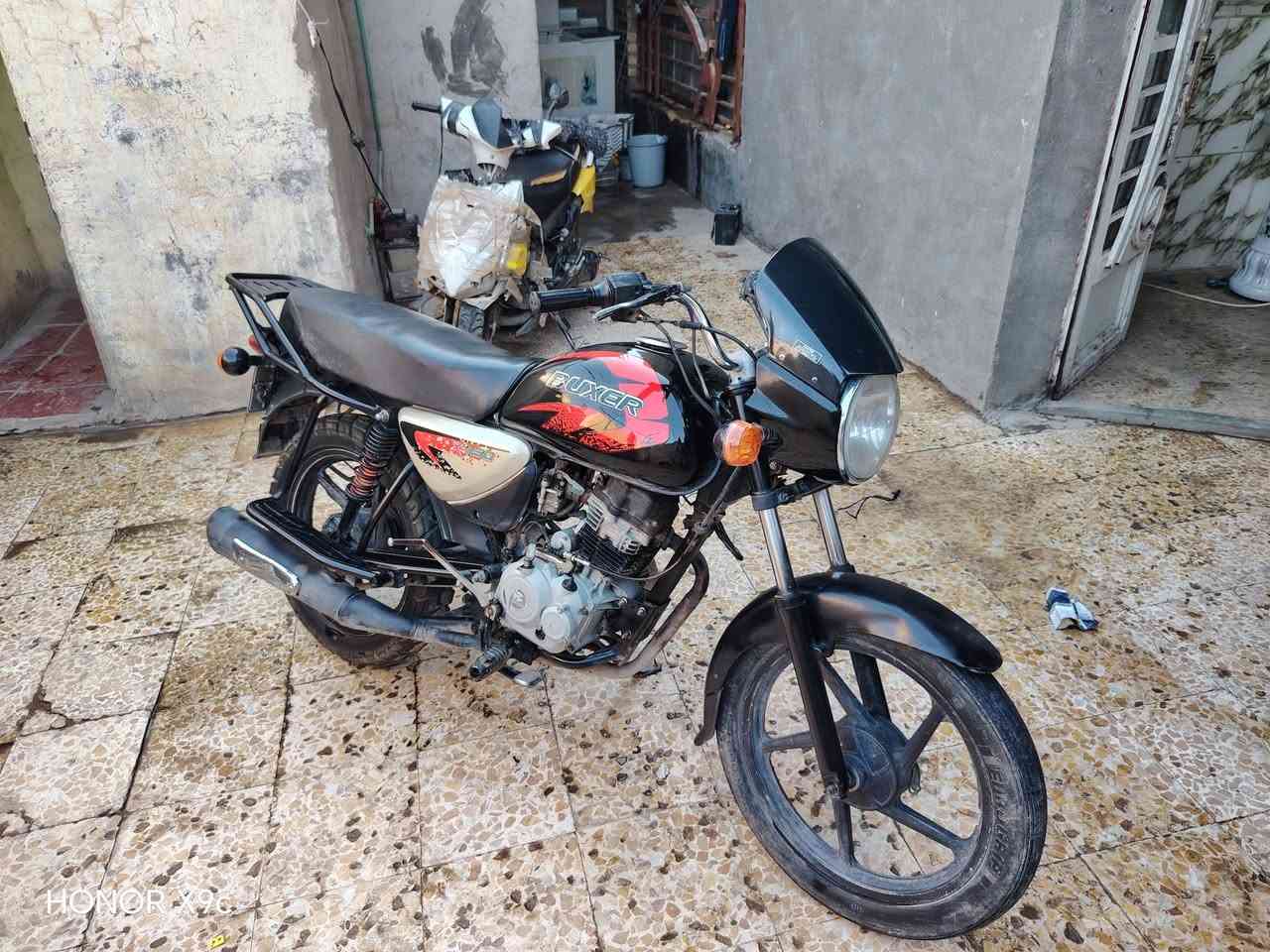 سلام عليكم عندي دراجه بوكسر موديل 2020 رقم وسنويه رقم نكليزي البيع السعر 1300 وبيها مجال مستعجل الون اسود نضيفه كلاسيكي  @ الرقم التصال واتساب او رصيد *********** العنوان كربلاء
