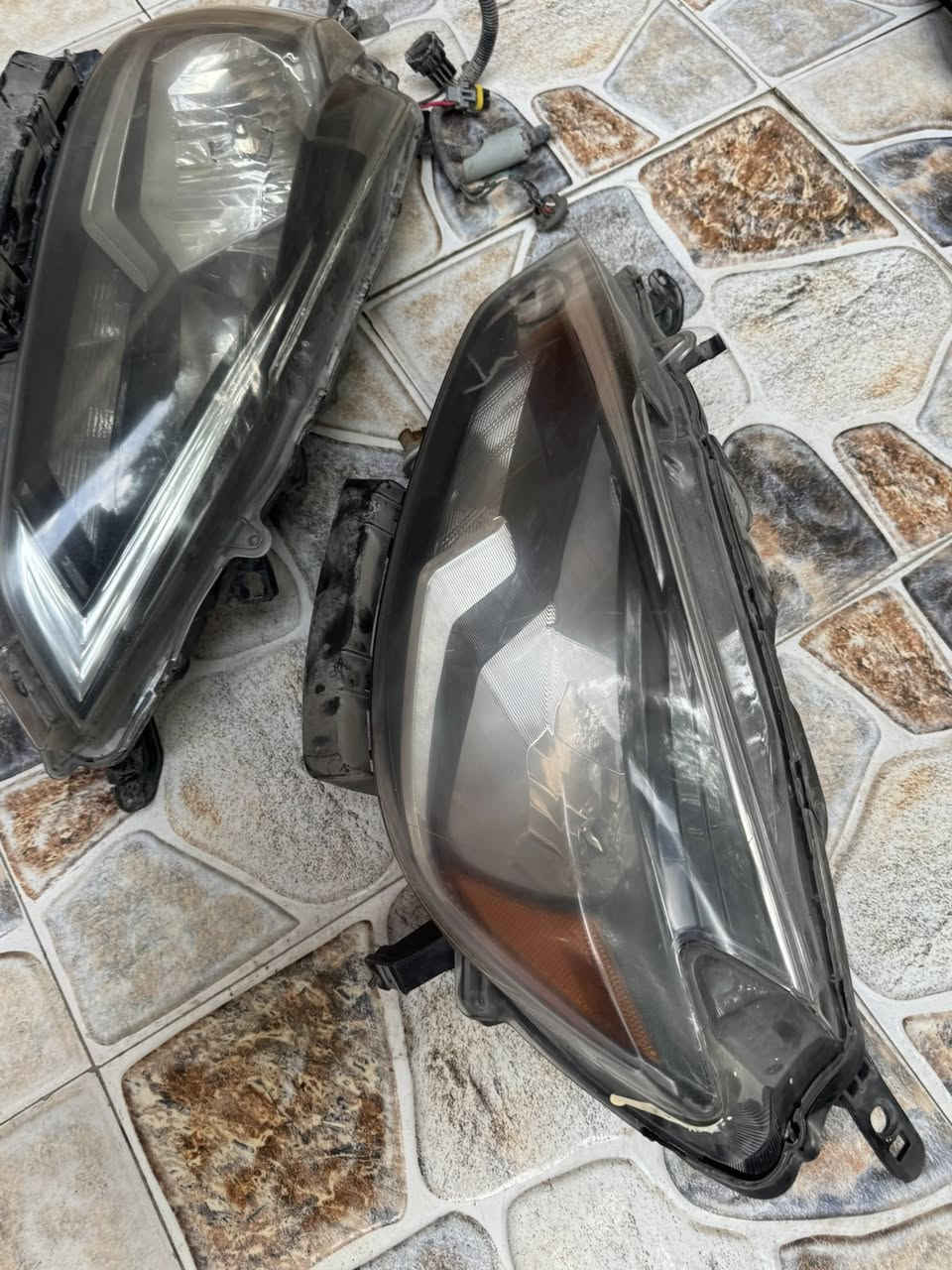 السلام عليكم زوج لايتات نيسان سنترا مديل ١٨ للبيع قيم بل يرضي الله واخذ مكاني بصره ***********
