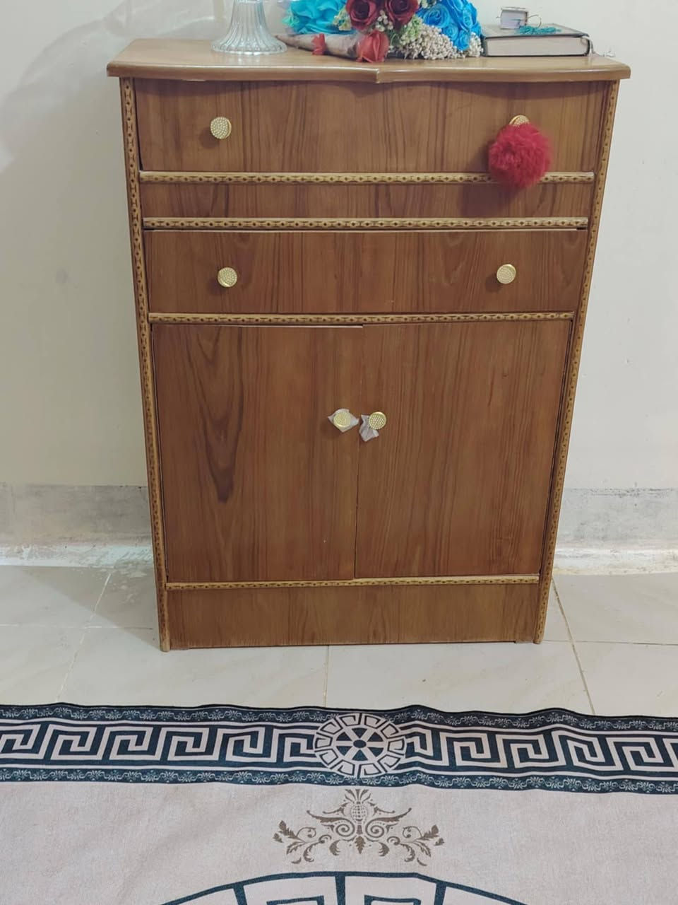 السلام عليكم غرفة اخشاب للبيع جديددة مستخدمة شي قليل ام الملحق شغلهة درجة اولى مودايح ***********
